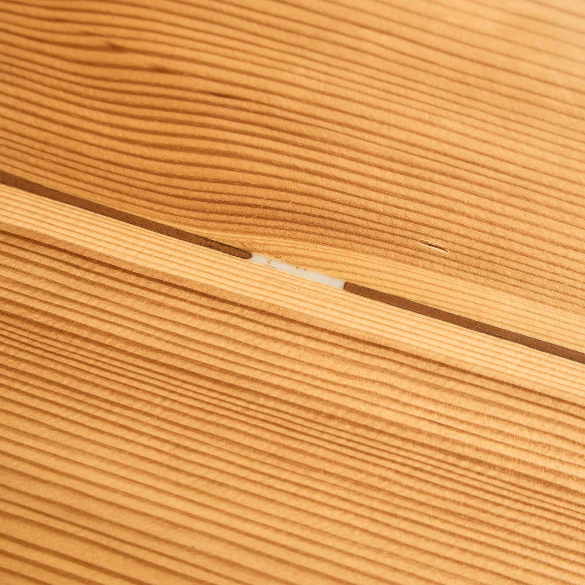 Table longue en pin canadien avec pieds vernis noirs en vente 8