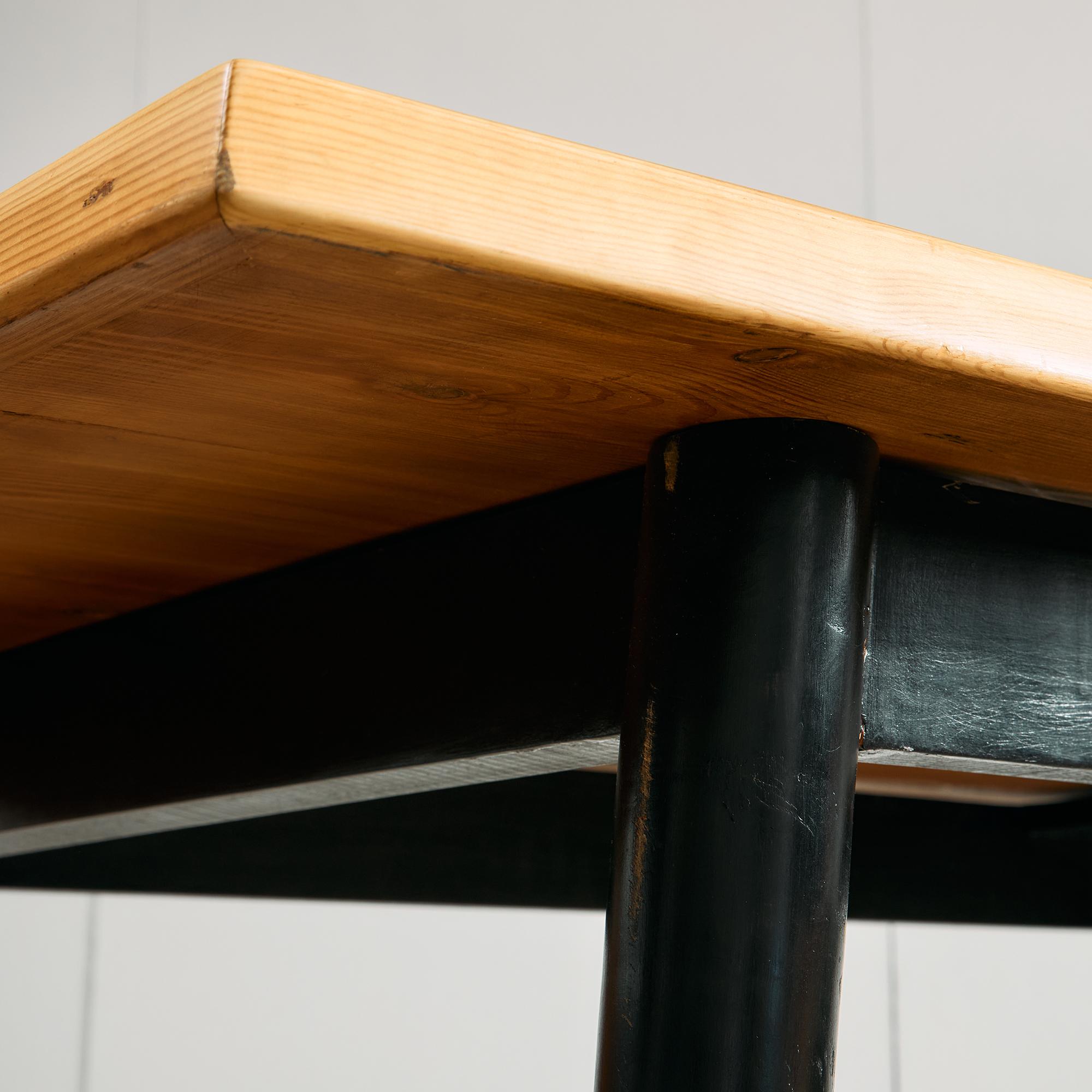 Table longue en pin canadien avec pieds vernis noirs en vente 9
