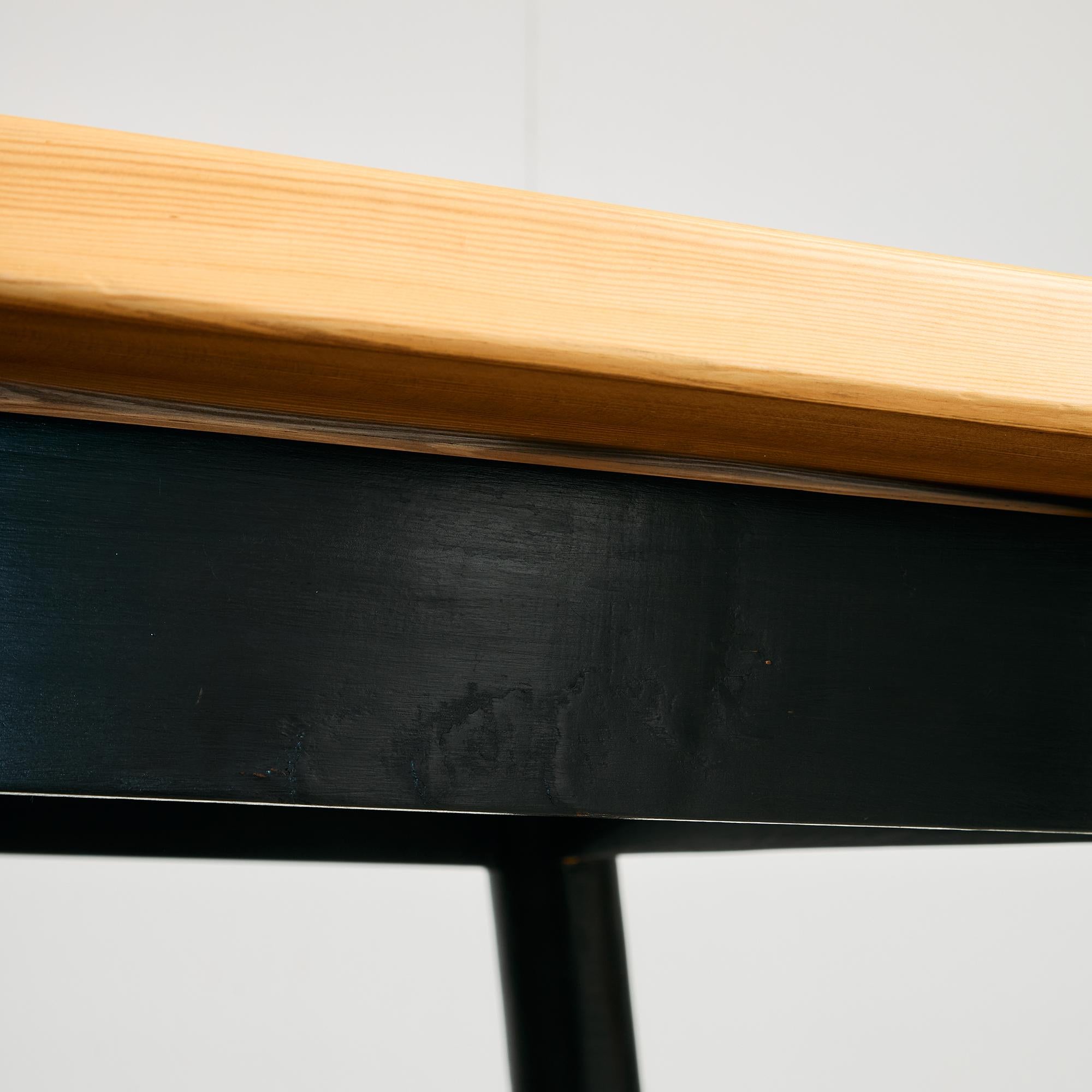 Table longue en pin canadien avec pieds vernis noirs en vente 10