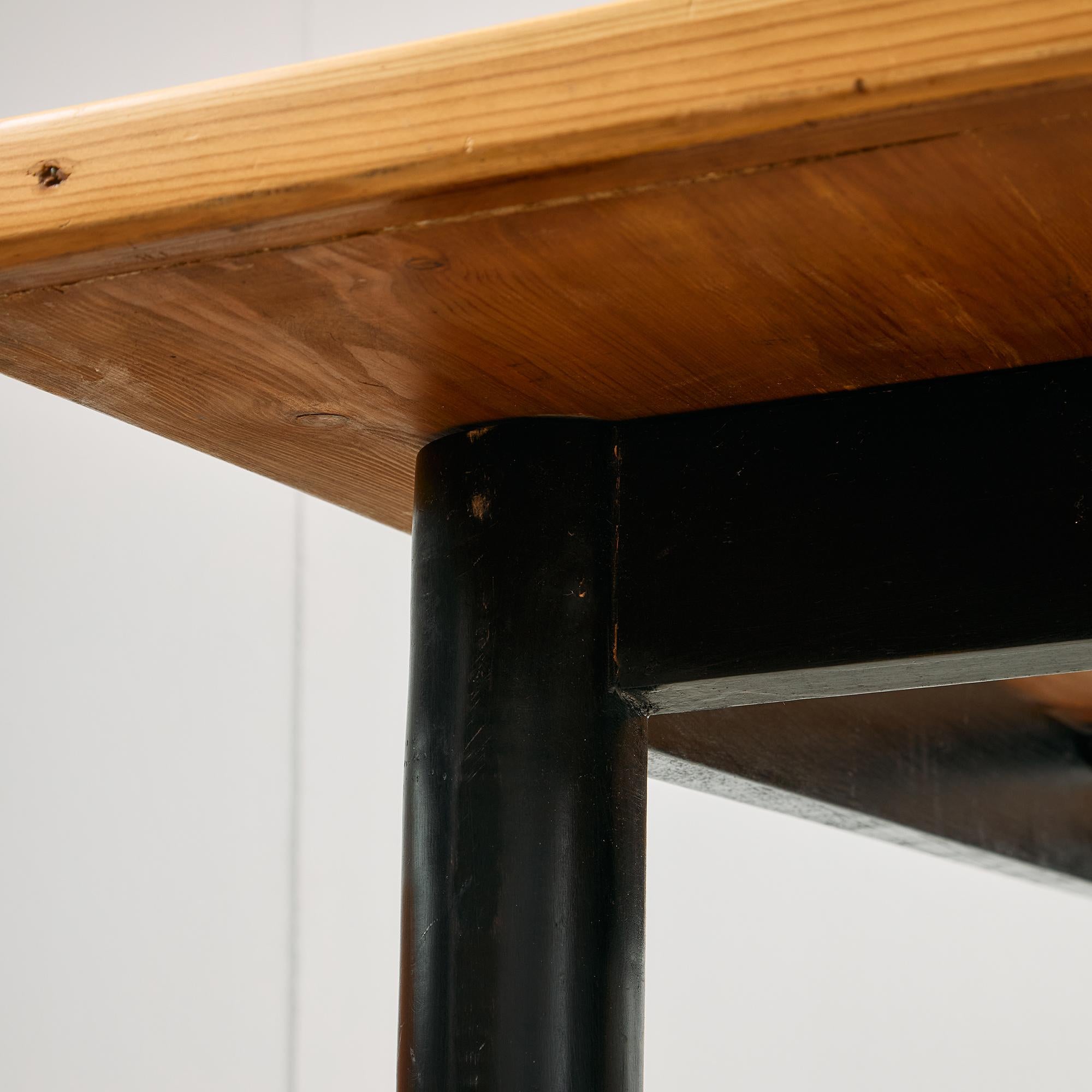 Table longue en pin canadien avec pieds vernis noirs en vente 11
