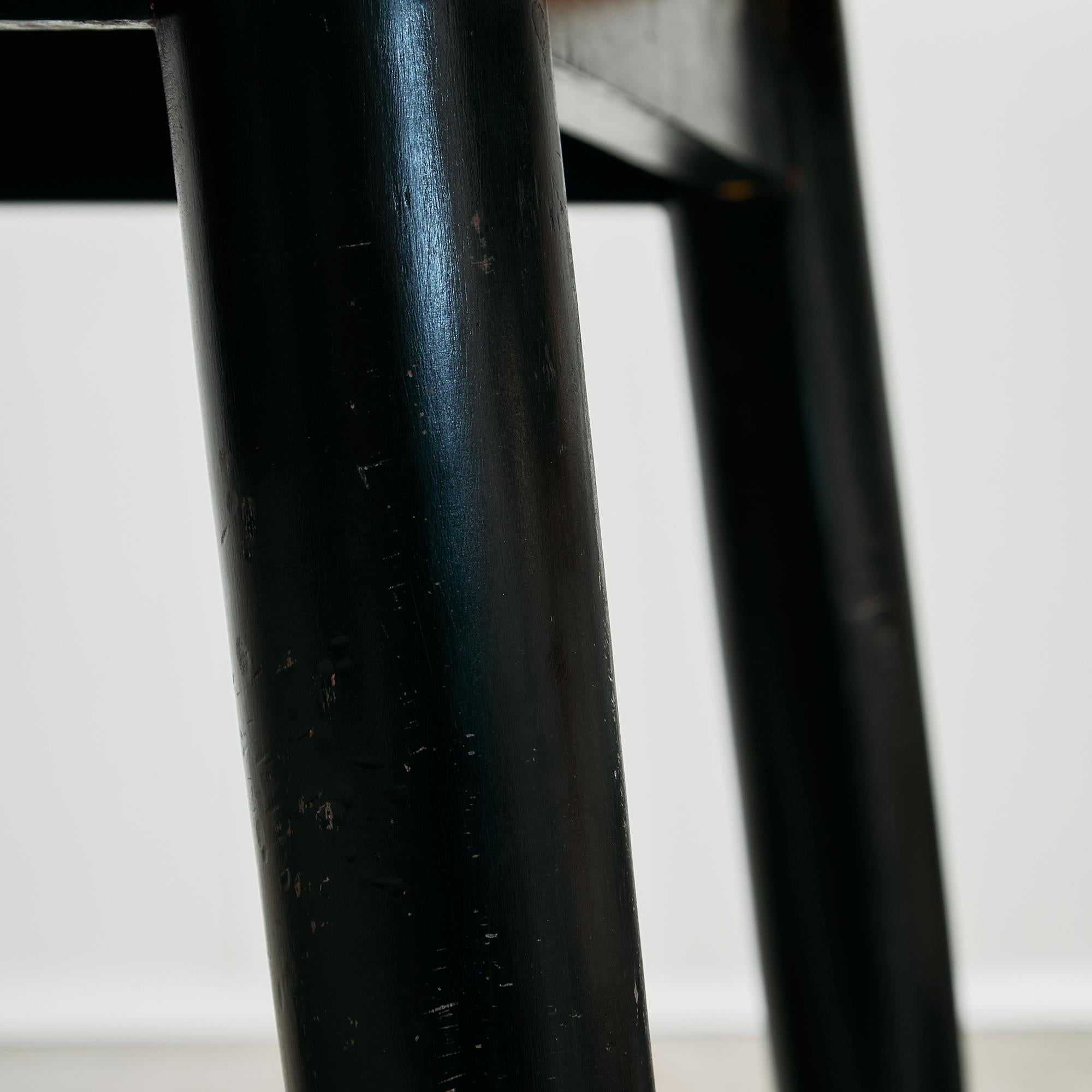 Table longue en pin canadien avec pieds vernis noirs en vente 12