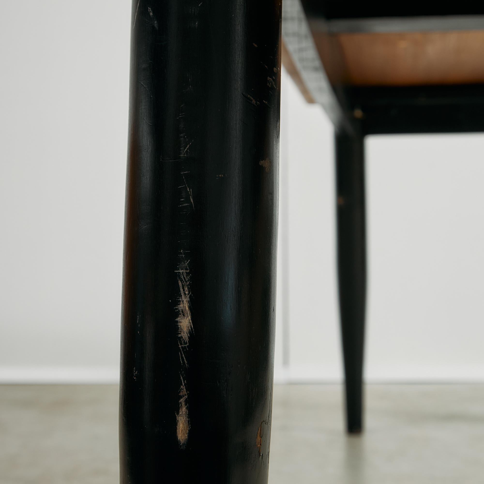 Table longue en pin canadien avec pieds vernis noirs en vente 13