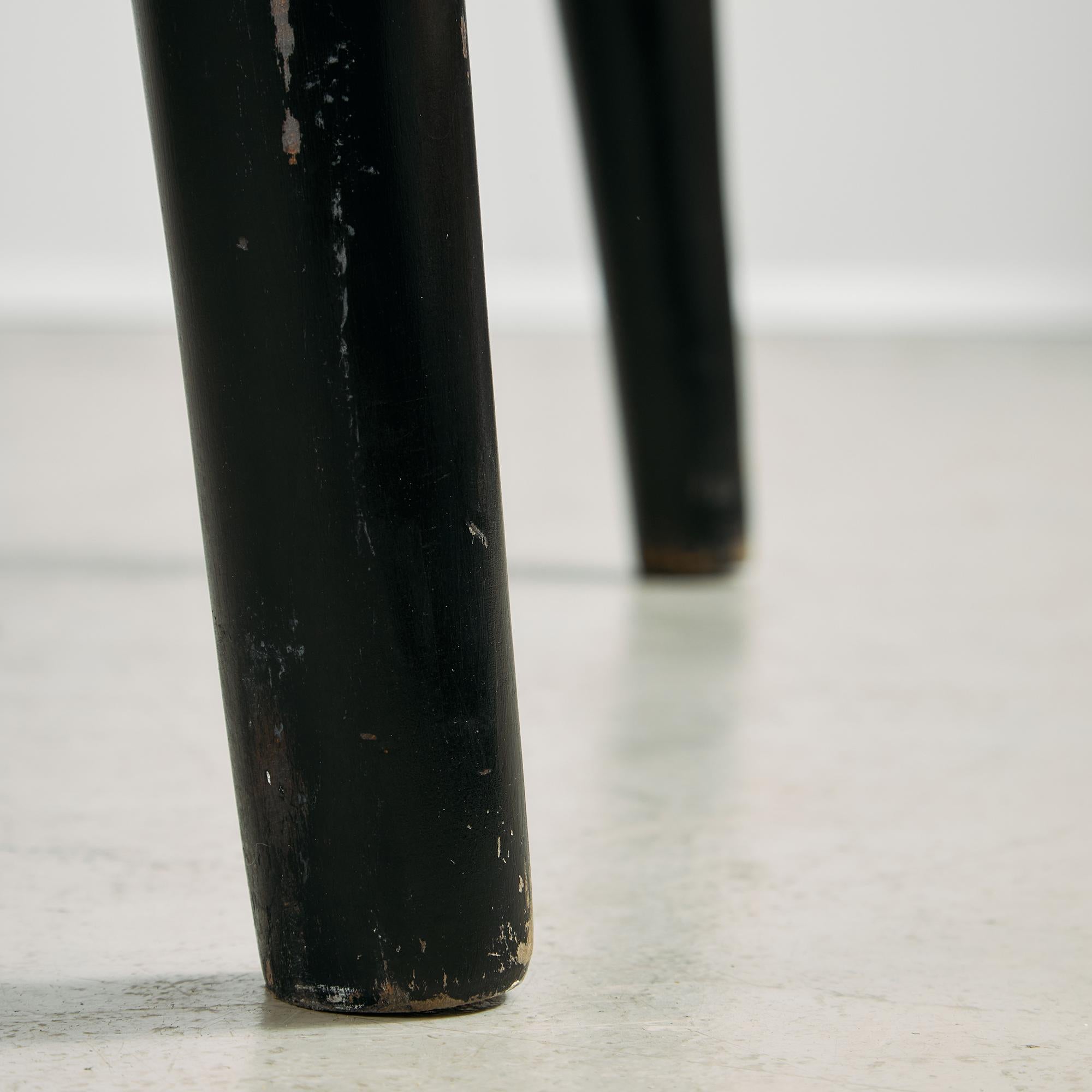 Table longue en pin canadien avec pieds vernis noirs en vente 15