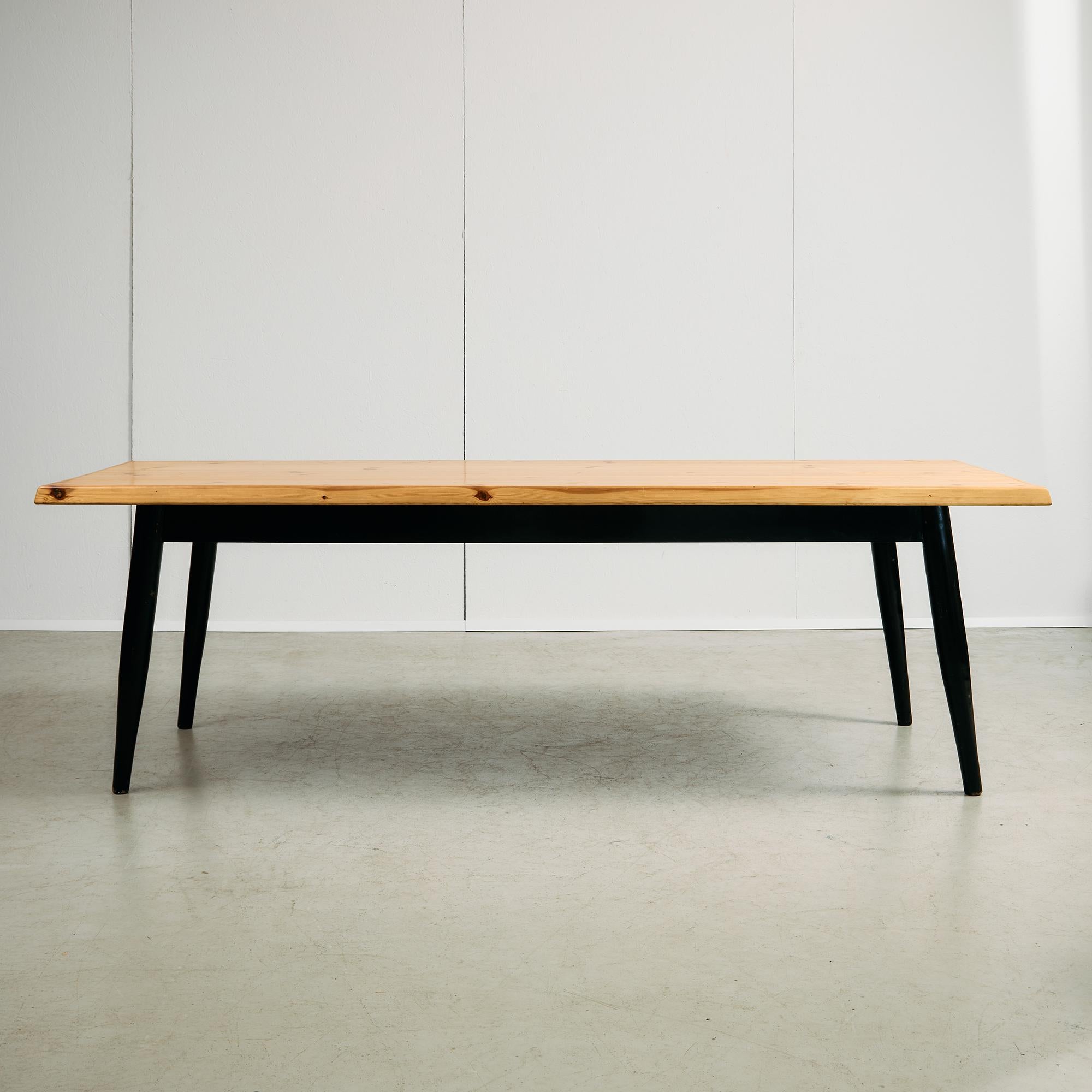 Table longue en pin canadien avec pieds vernis noirs Bon état - En vente à Budapest, HU