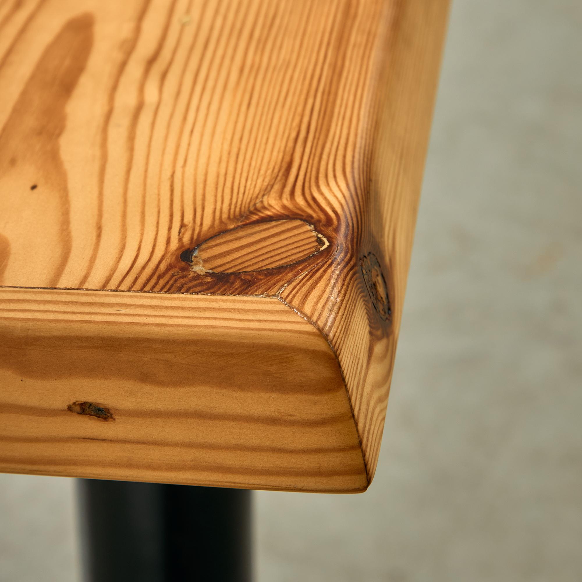 Table longue en pin canadien avec pieds vernis noirs en vente 1