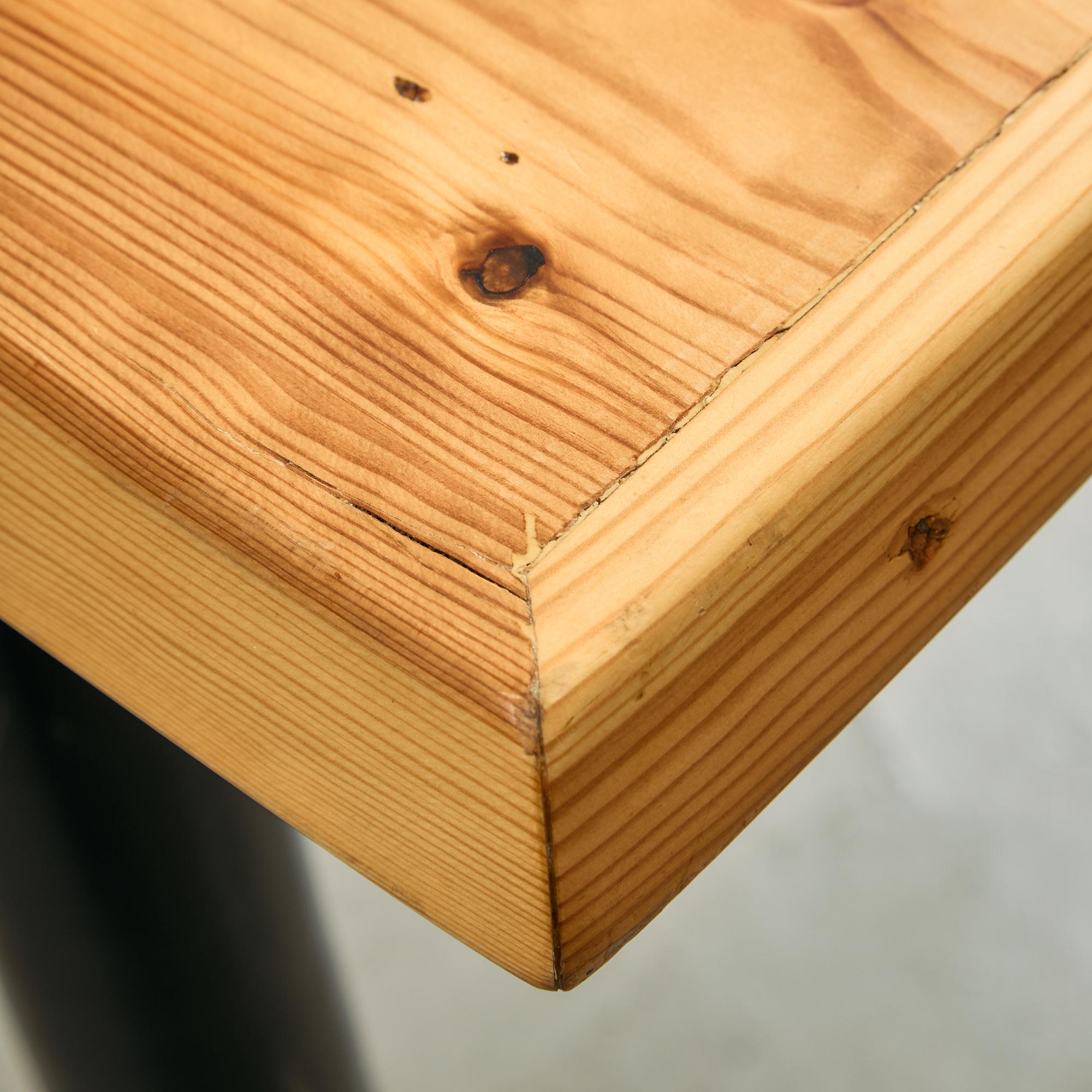 Table longue en pin canadien avec pieds vernis noirs en vente 2