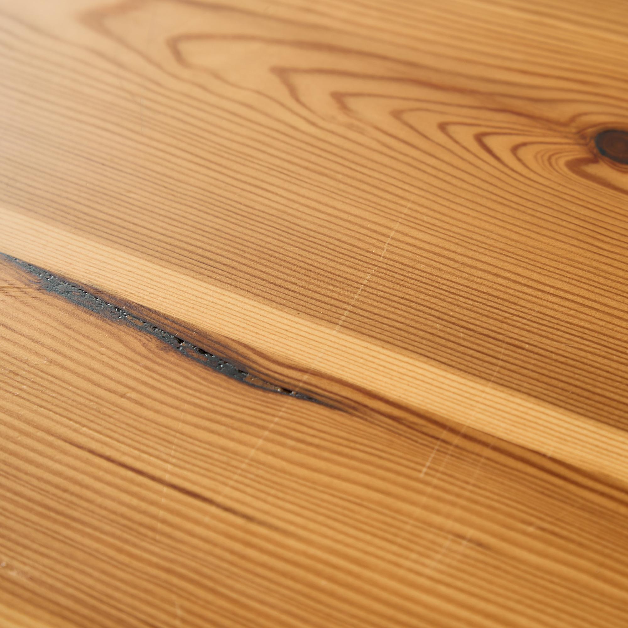 Table longue en pin canadien avec pieds vernis noirs en vente 3