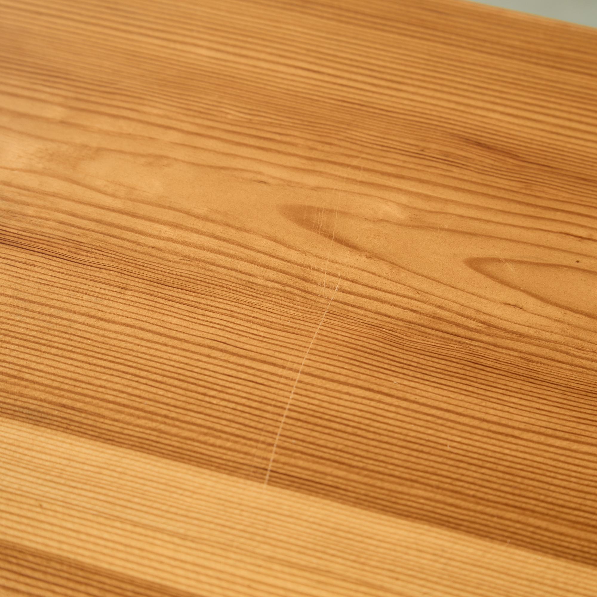 Table longue en pin canadien avec pieds vernis noirs en vente 4
