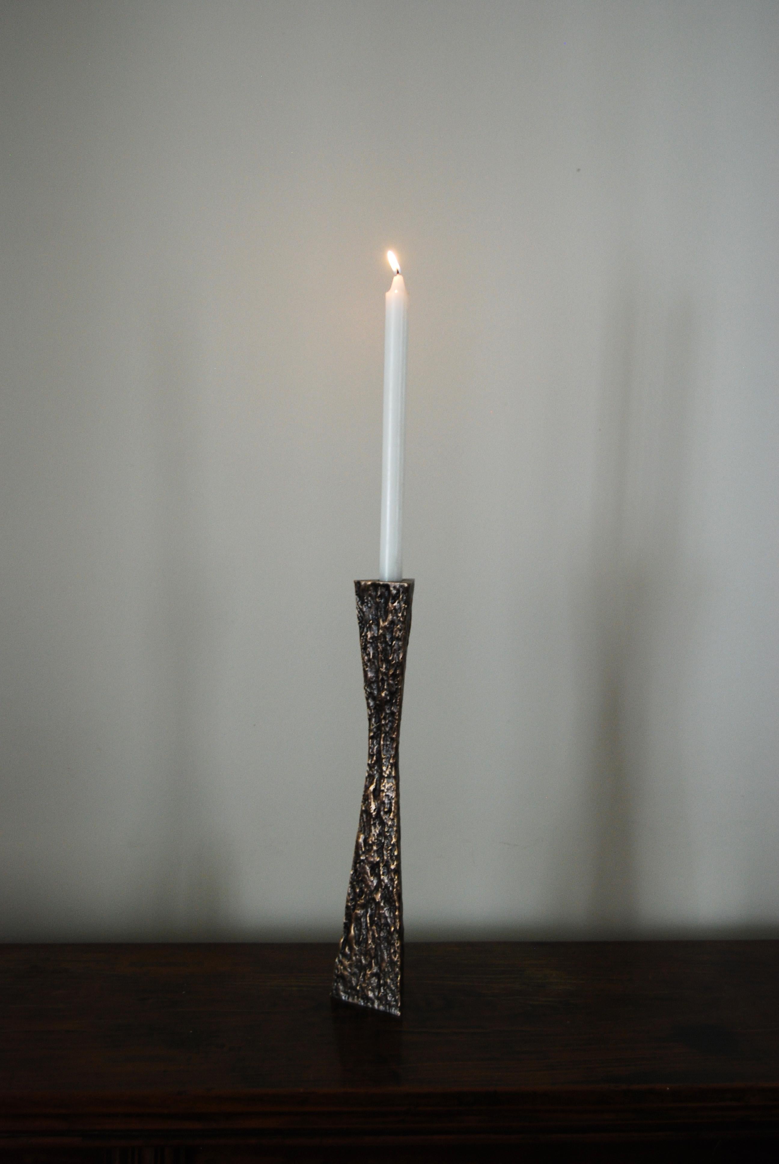 Langer Kerzenhalter aus polierter Bronze von FAKASAKA Design im Angebot 1