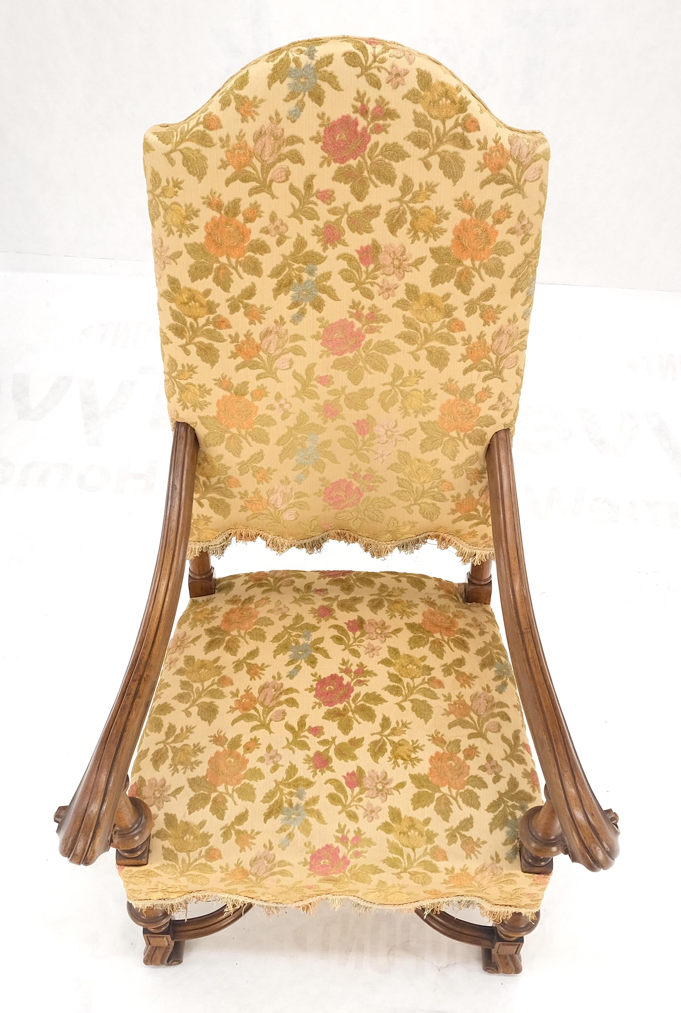 Langer geschnitzter Stretcher-Stuhl aus Nussbaumholz mit hoher Rückenlehne und gedrechselten Beinen mit X-Fuß MINT! (20. Jahrhundert) im Angebot