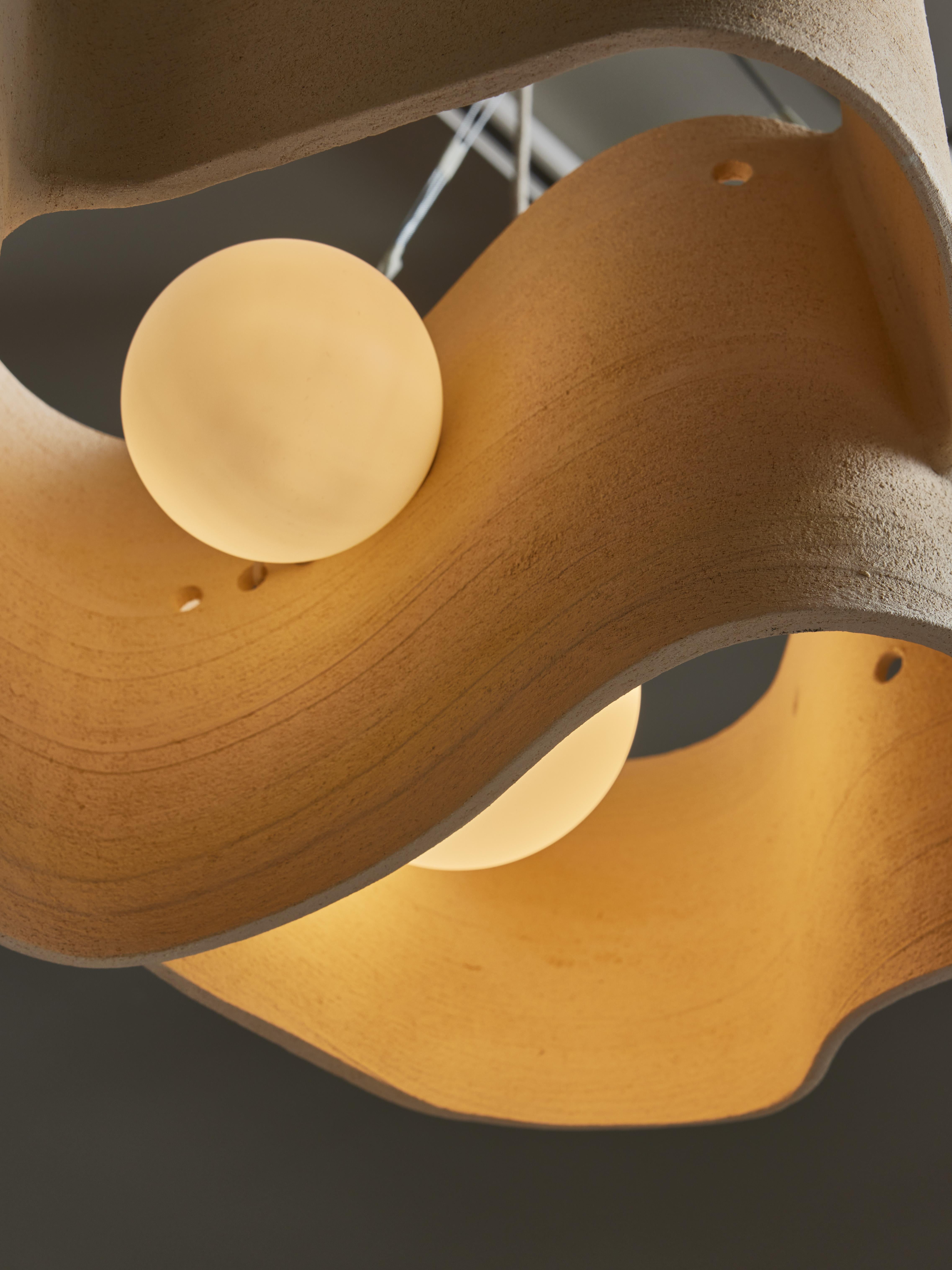 XXI secolo e contemporaneo Lampadario lungo in ceramica di Olivia Cognet in vendita