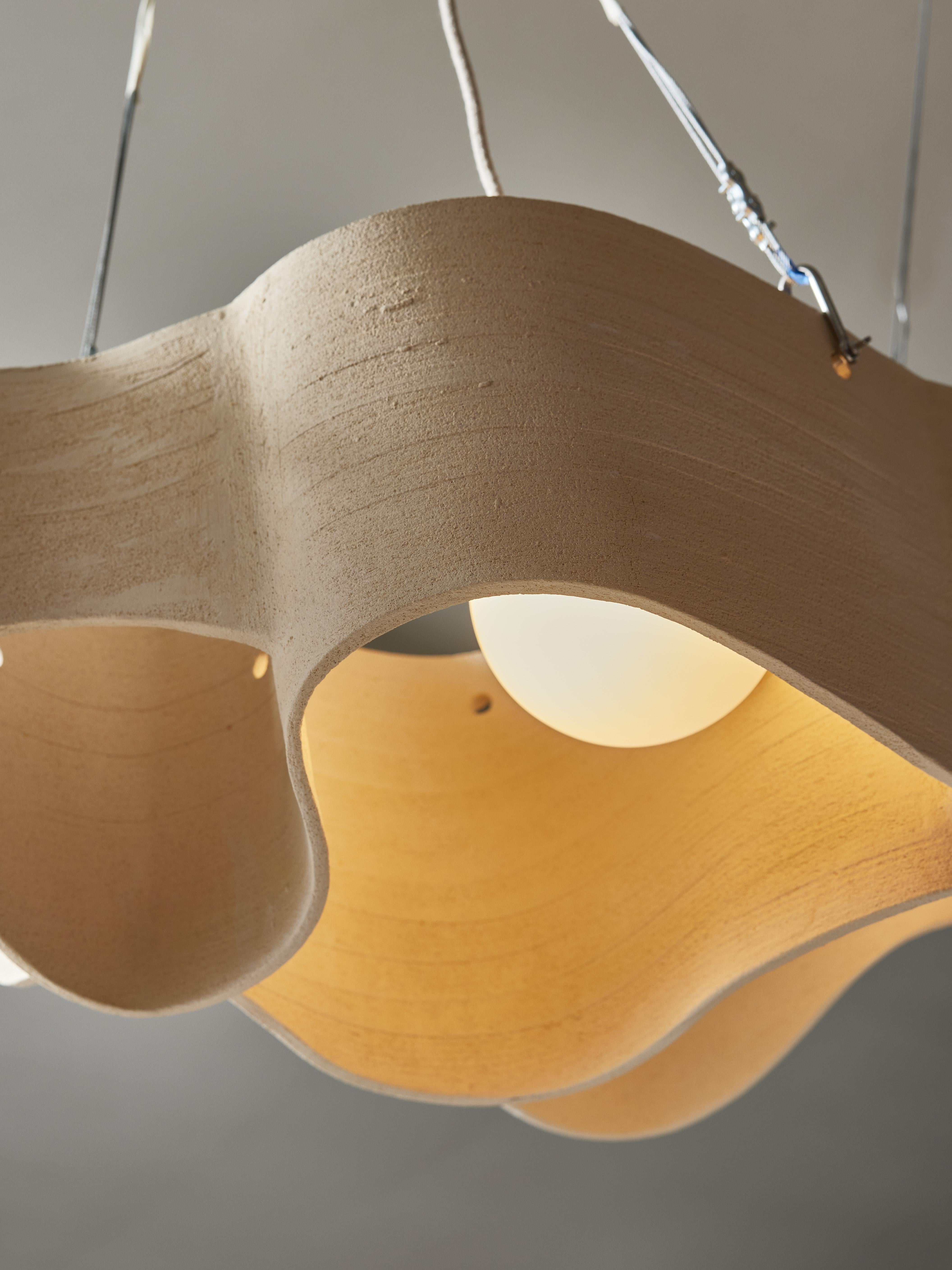 Ceramica Lampadario lungo in ceramica di Olivia Cognet in vendita