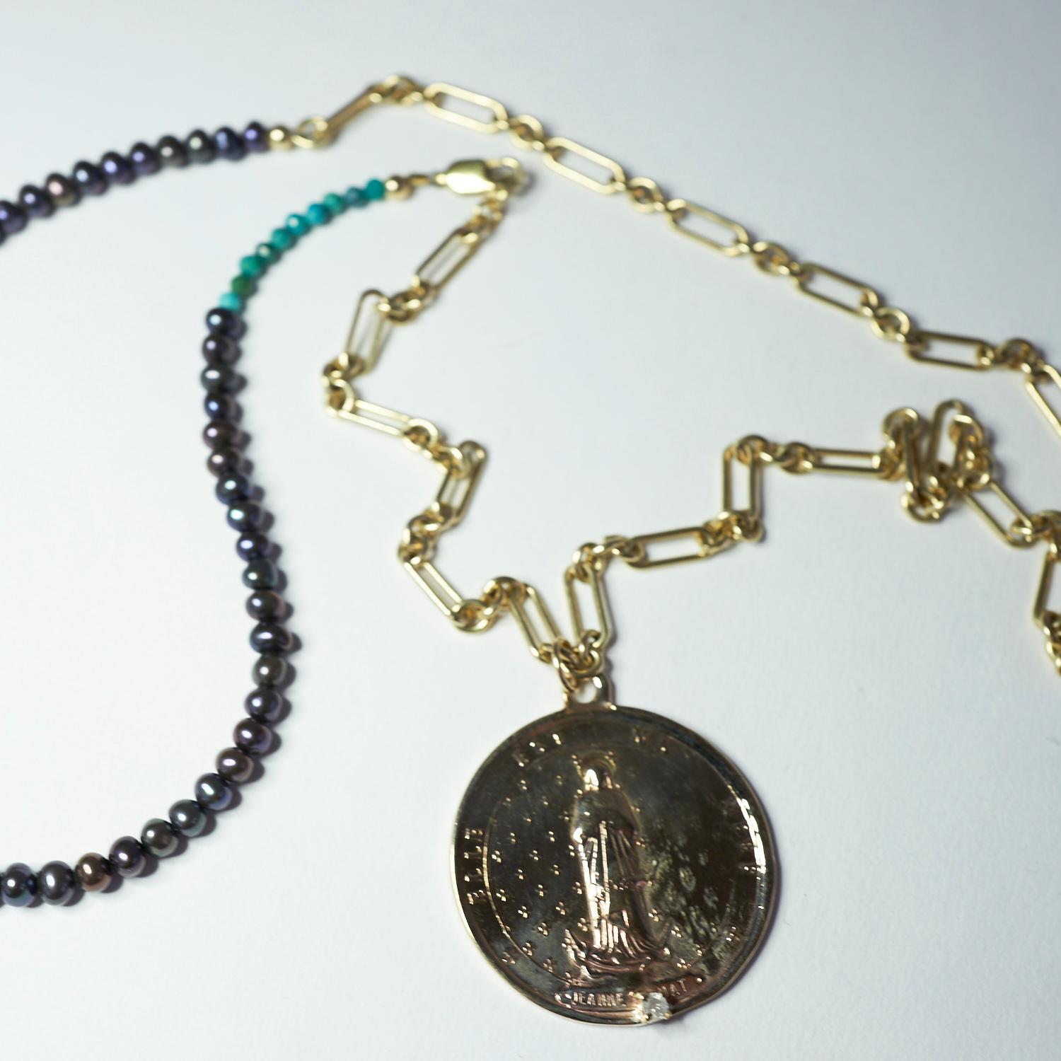 Lange Kette Halskette Medaillon Münze Anhänger Diamant Türkis Perlen J Dauphin (Zeitgenössisch) im Angebot