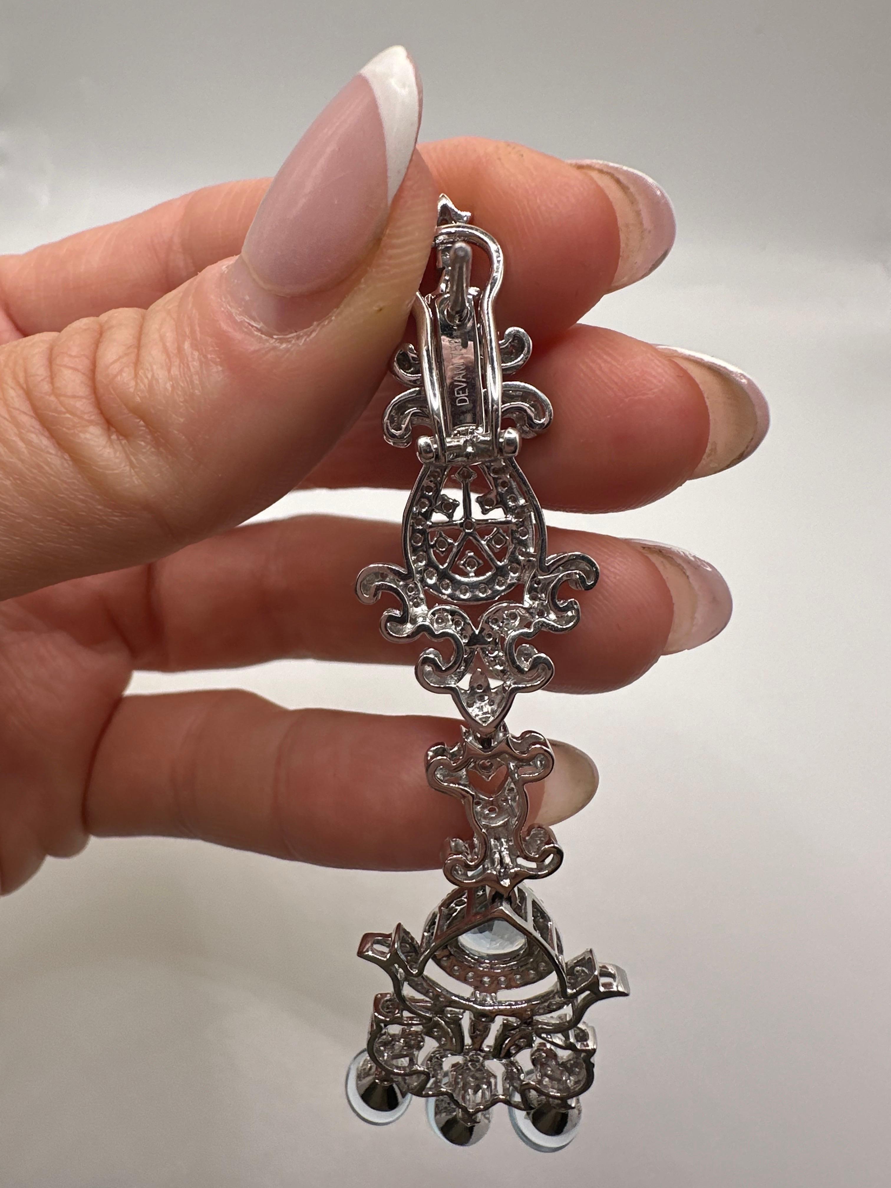 Orecchini a lampadario con dettagli mozzafiato, realizzati a mano in oro bianco 18KT con diamanti naturali di prima qualità VS e topazio naturale sulla parte inferiore pietre tagliate su misura e  pera acquamarina al centro!
Grammi: 30
Diamanti: