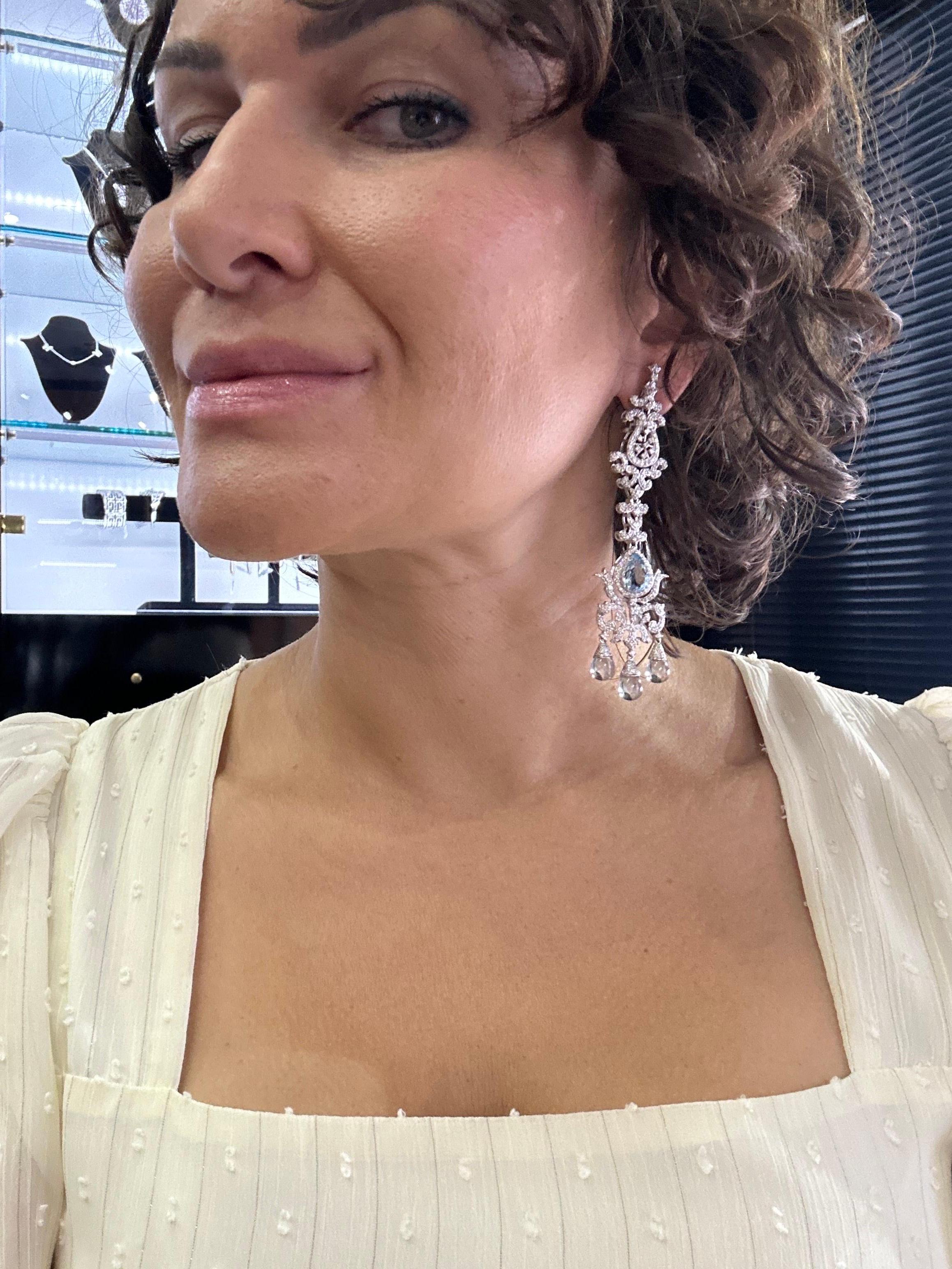 da uomo o donna Orecchini lunghi a lampadario Orecchini di lusso in oro 18KT Orecchini di diamanti con acquamarina in vendita