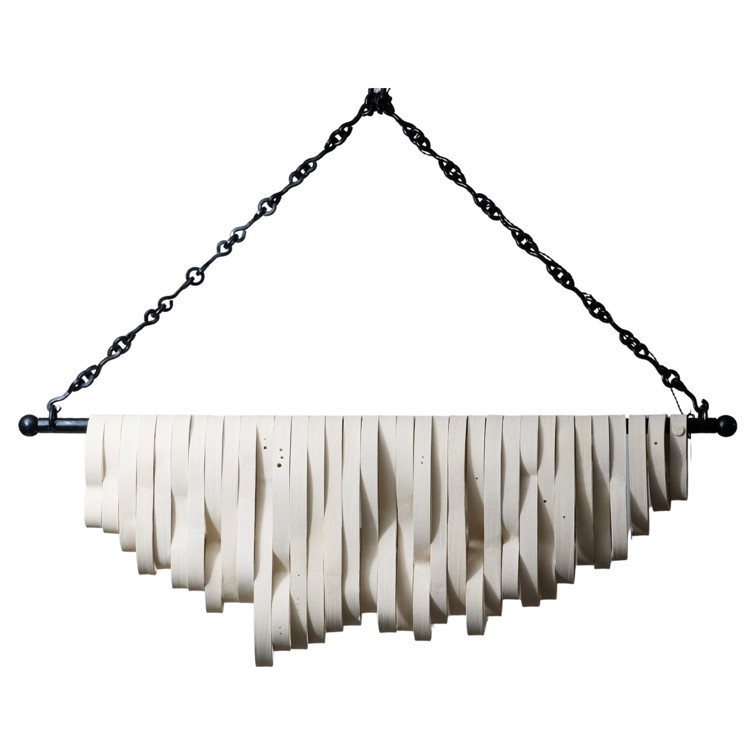 Lampadario lungo in ferro e ceramica di Olivia Cognet