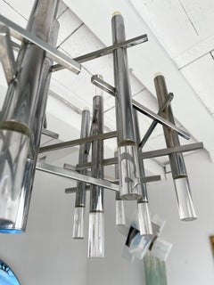 Lustre long en métal et Lucite par Sciolari. Italie:: 1970