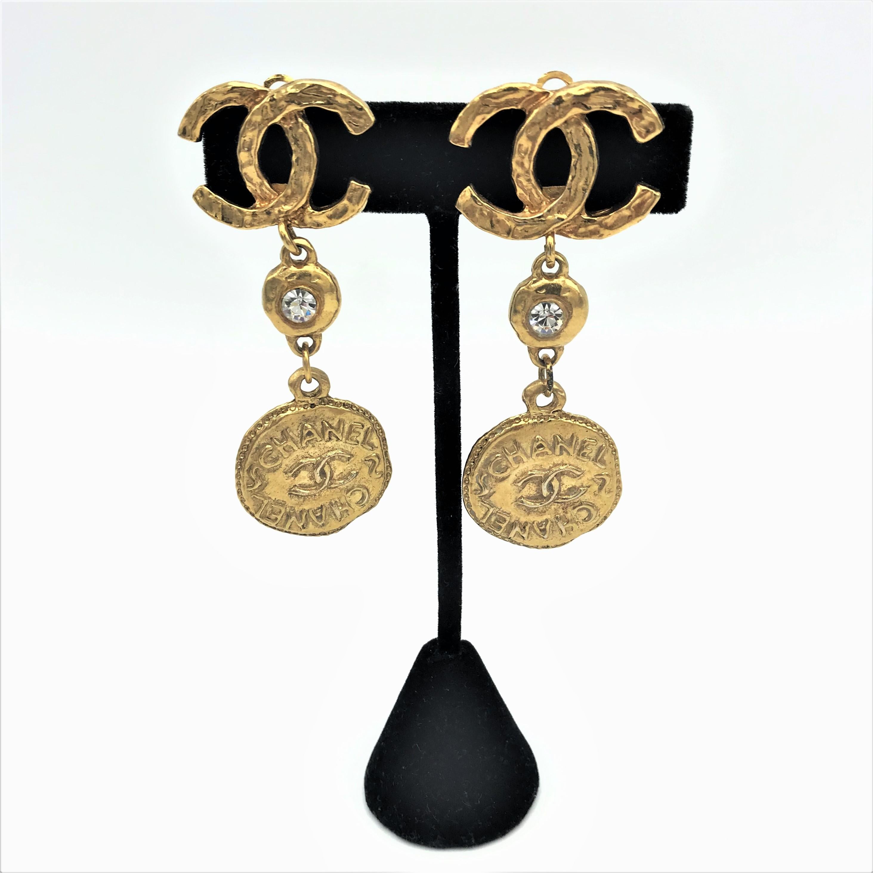 Chanel signed, clip-on earrings, 1970s 80s, gold plated. In Excellent Condition In Stuttgart, DE
