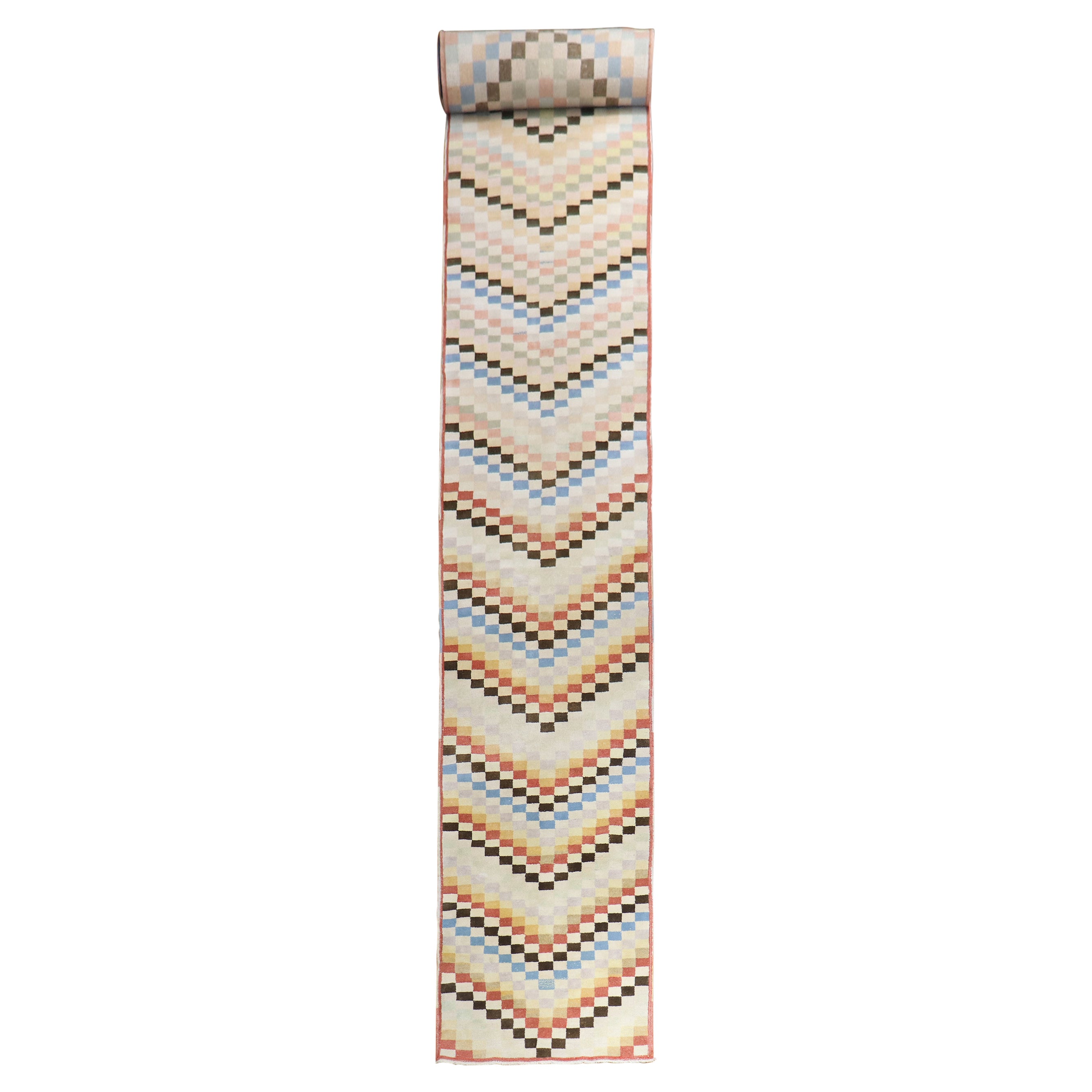Langer türkischer Vintage-Läufer mit Schachbrettmuster im Angebot