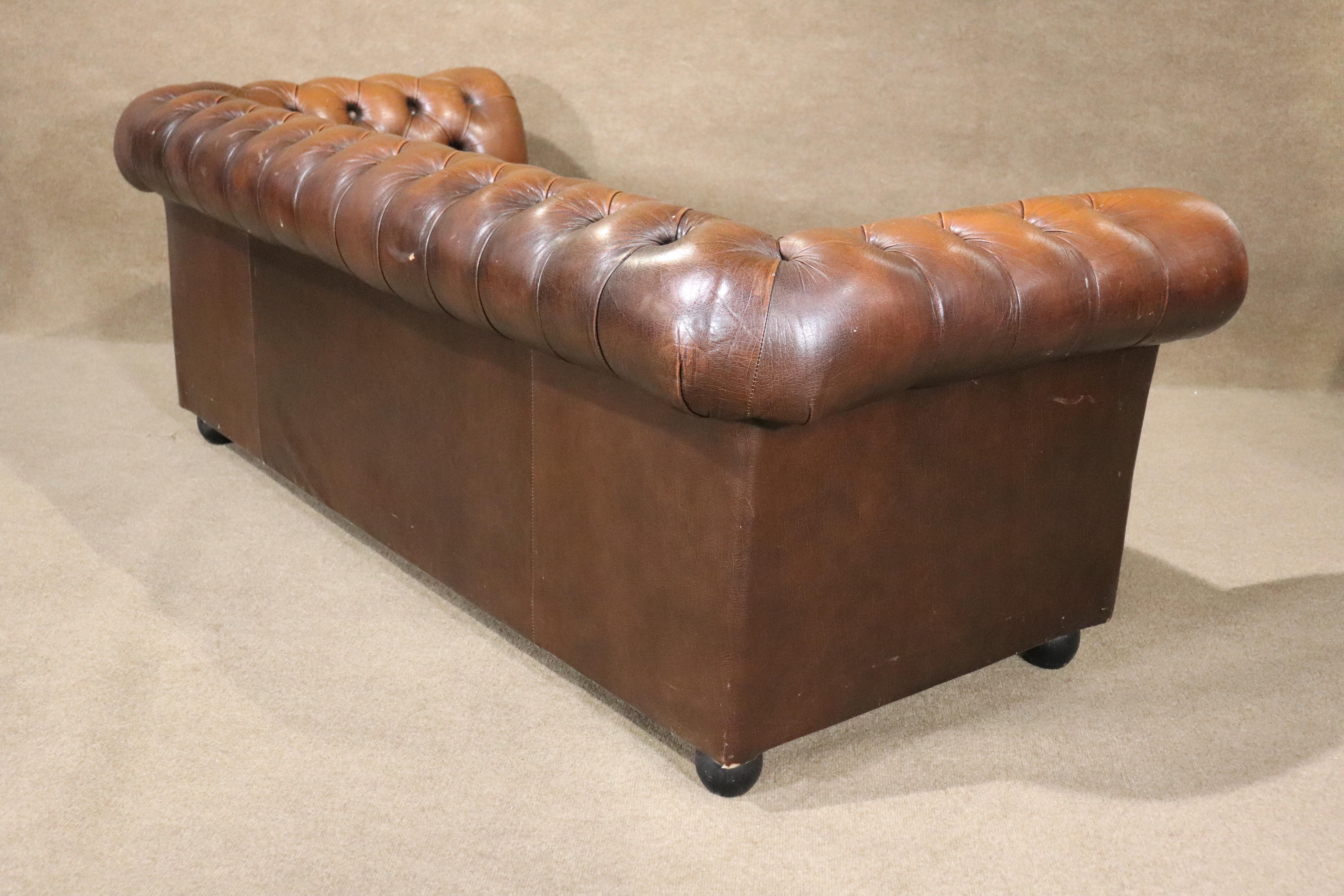 Langes Chesterfield-Sofa 7