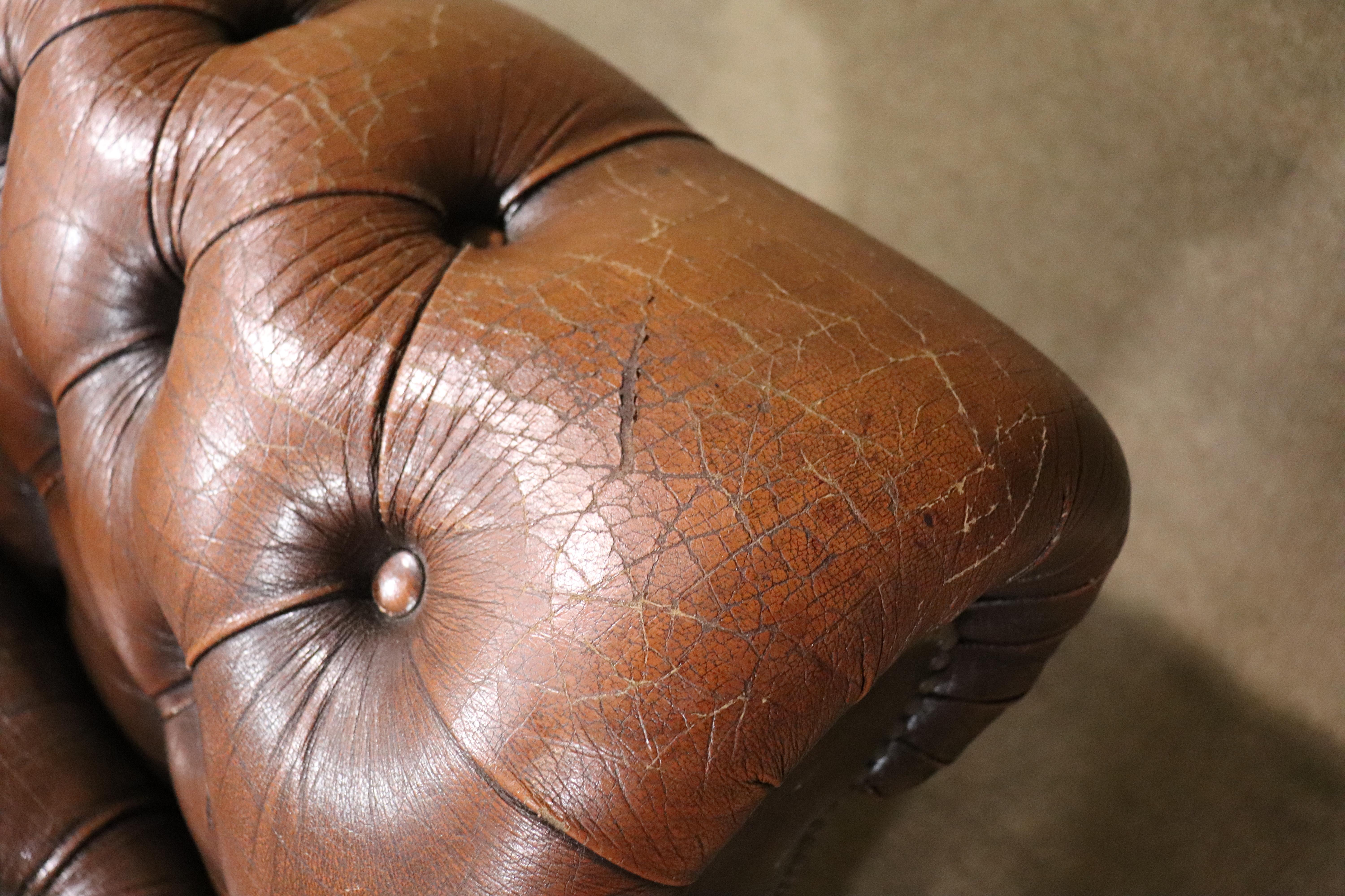 Langes Chesterfield-Sofa 8
