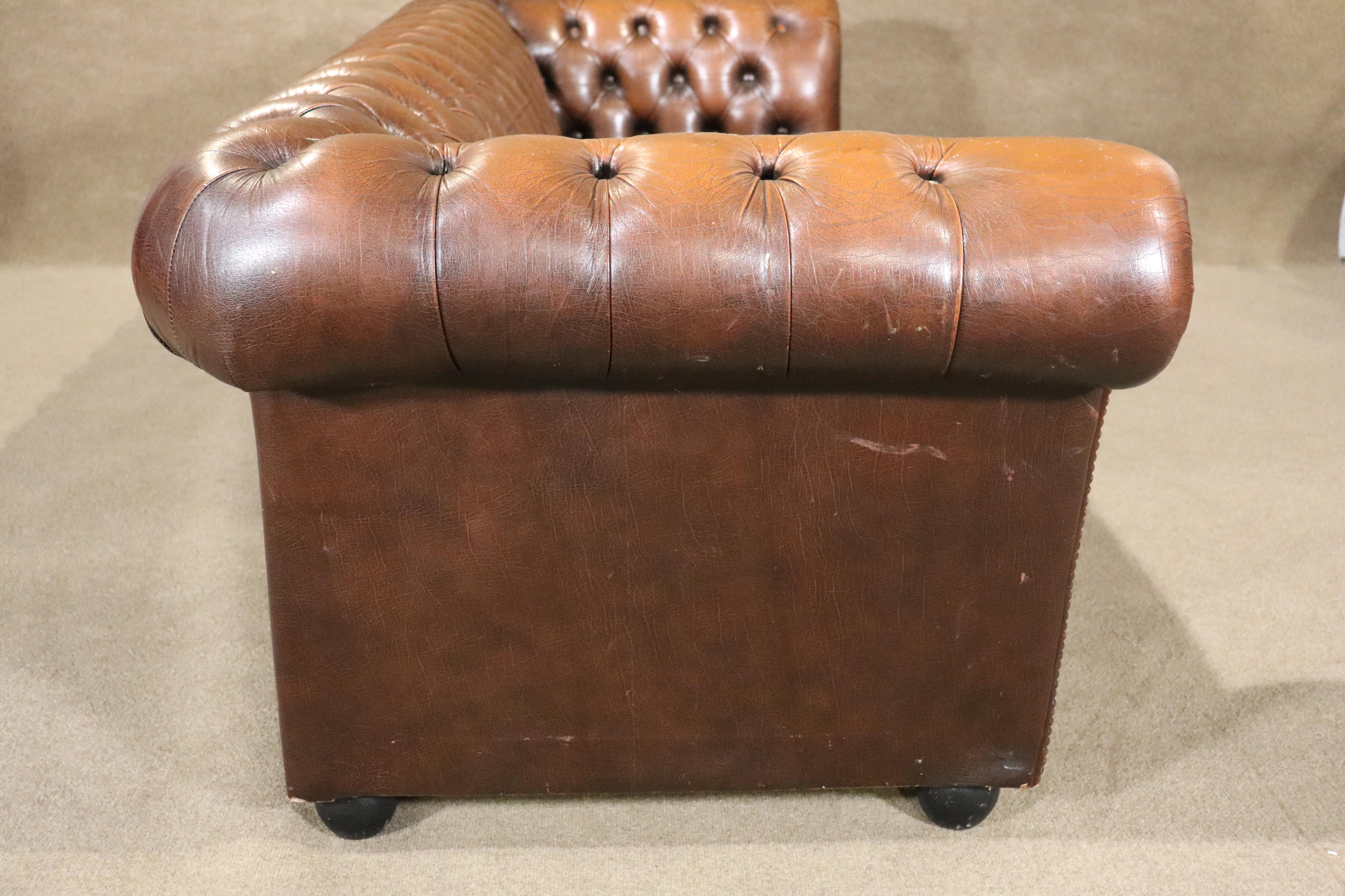 Langes Chesterfield-Sofa 9