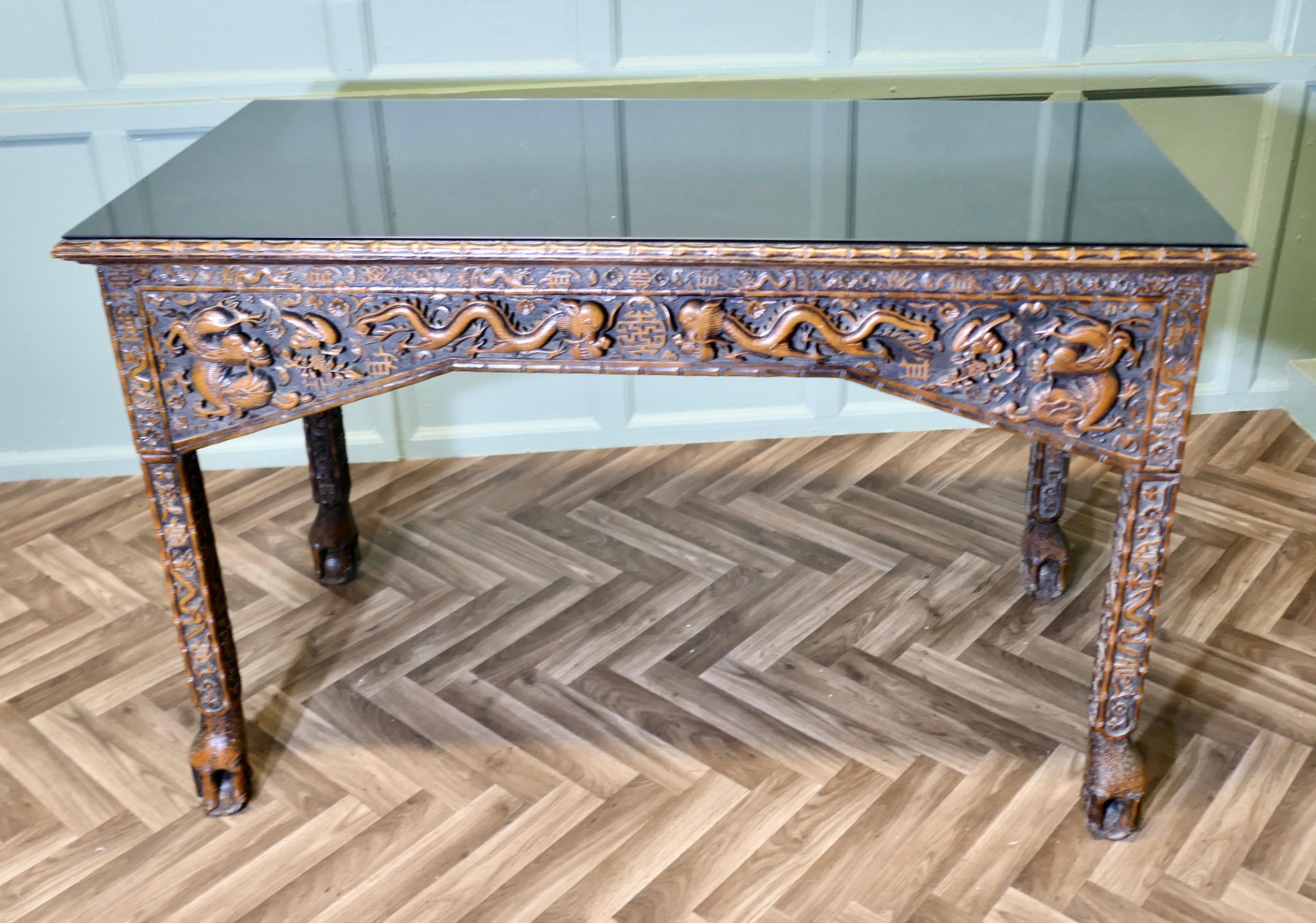 Chinoiseries Longue table console ou table de salle sculptée de style chinois en vente