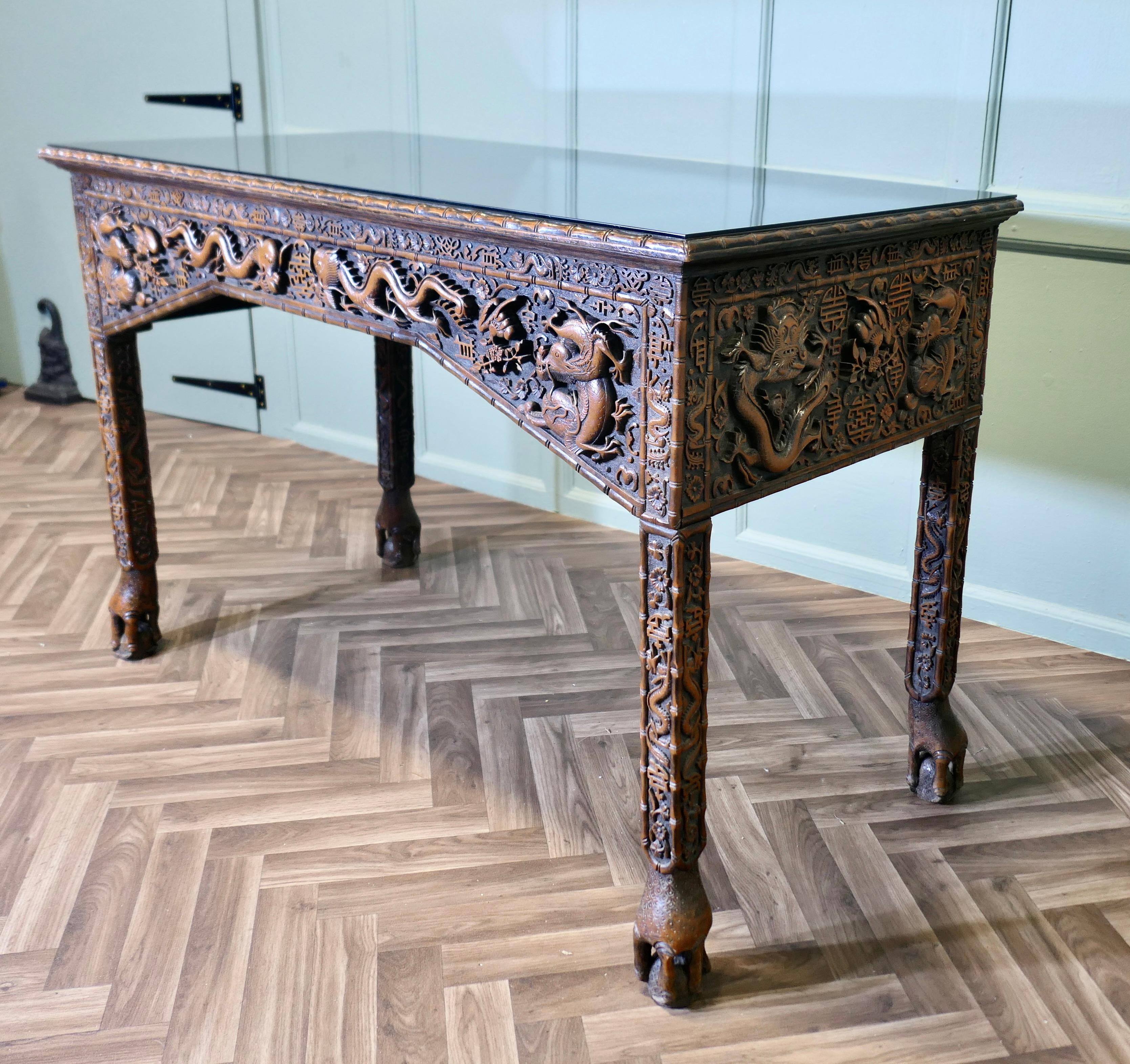 Longue table console ou table de salle sculptée de style chinois Bon état - En vente à Godshill, Isle of Wight