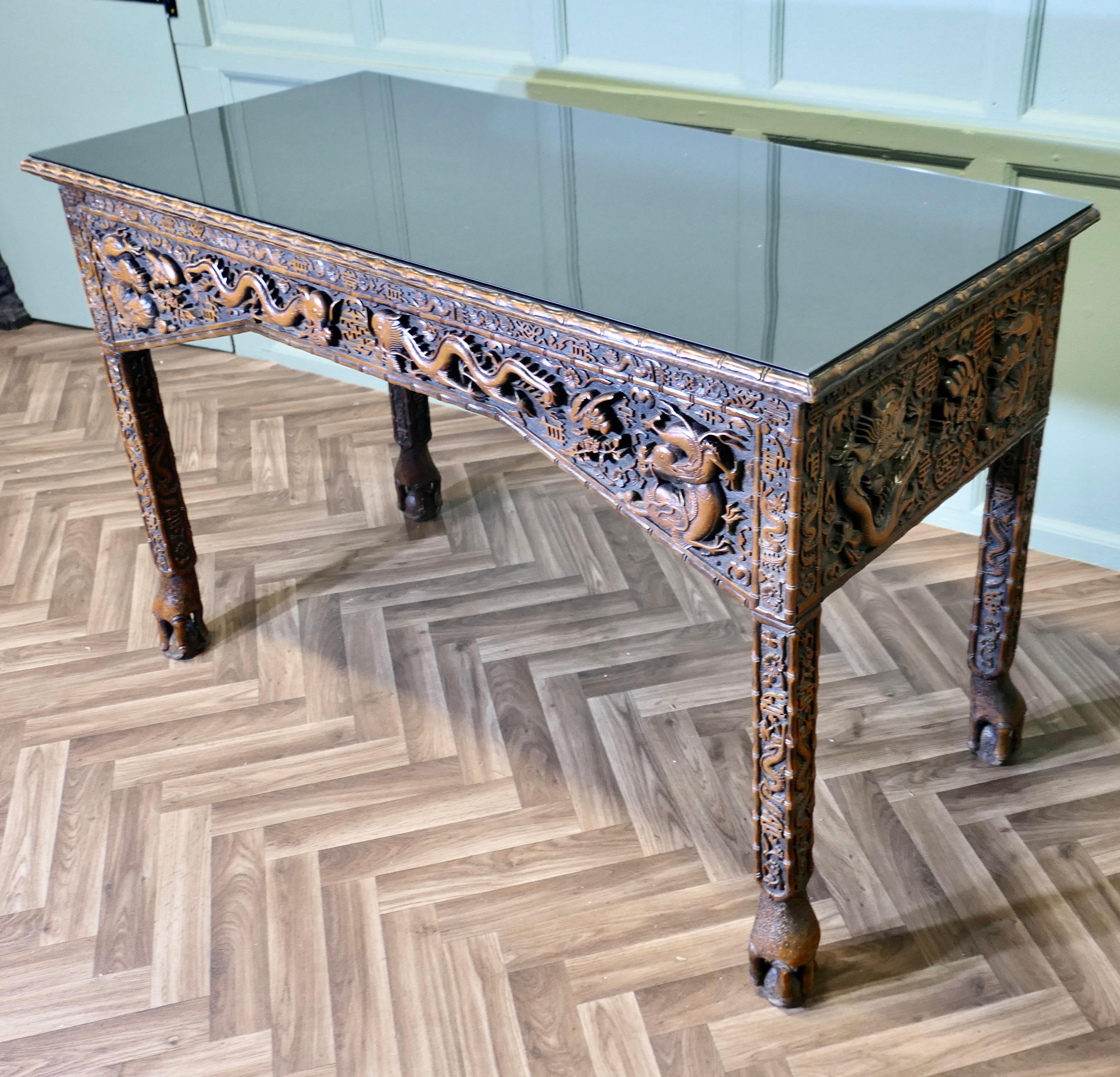 XIXe siècle Longue table console ou table de salle sculptée de style chinois en vente