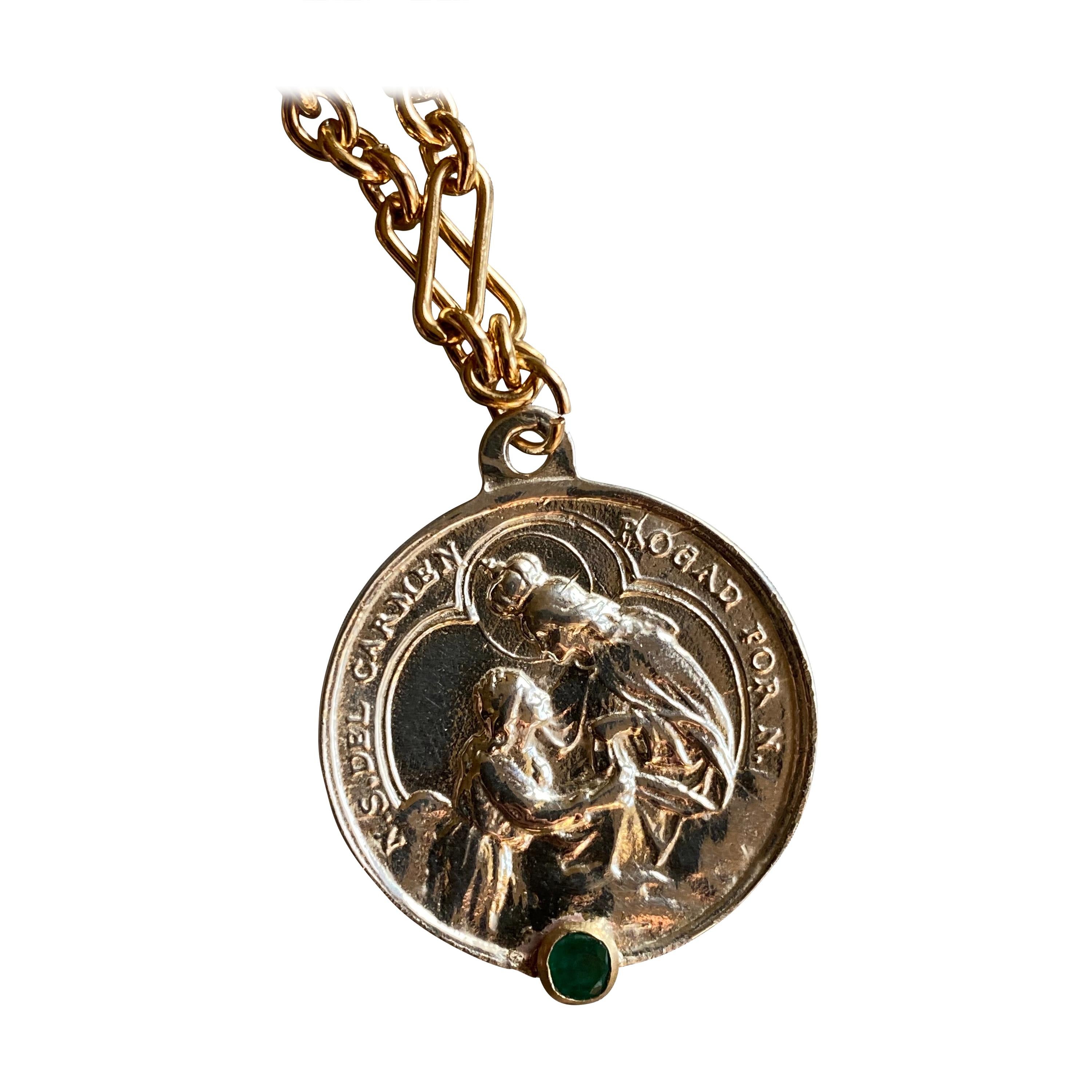 Long collier à chaîne épaisse J Dauphin en argent sterling avec médaille de la Vierge Marie et émeraude