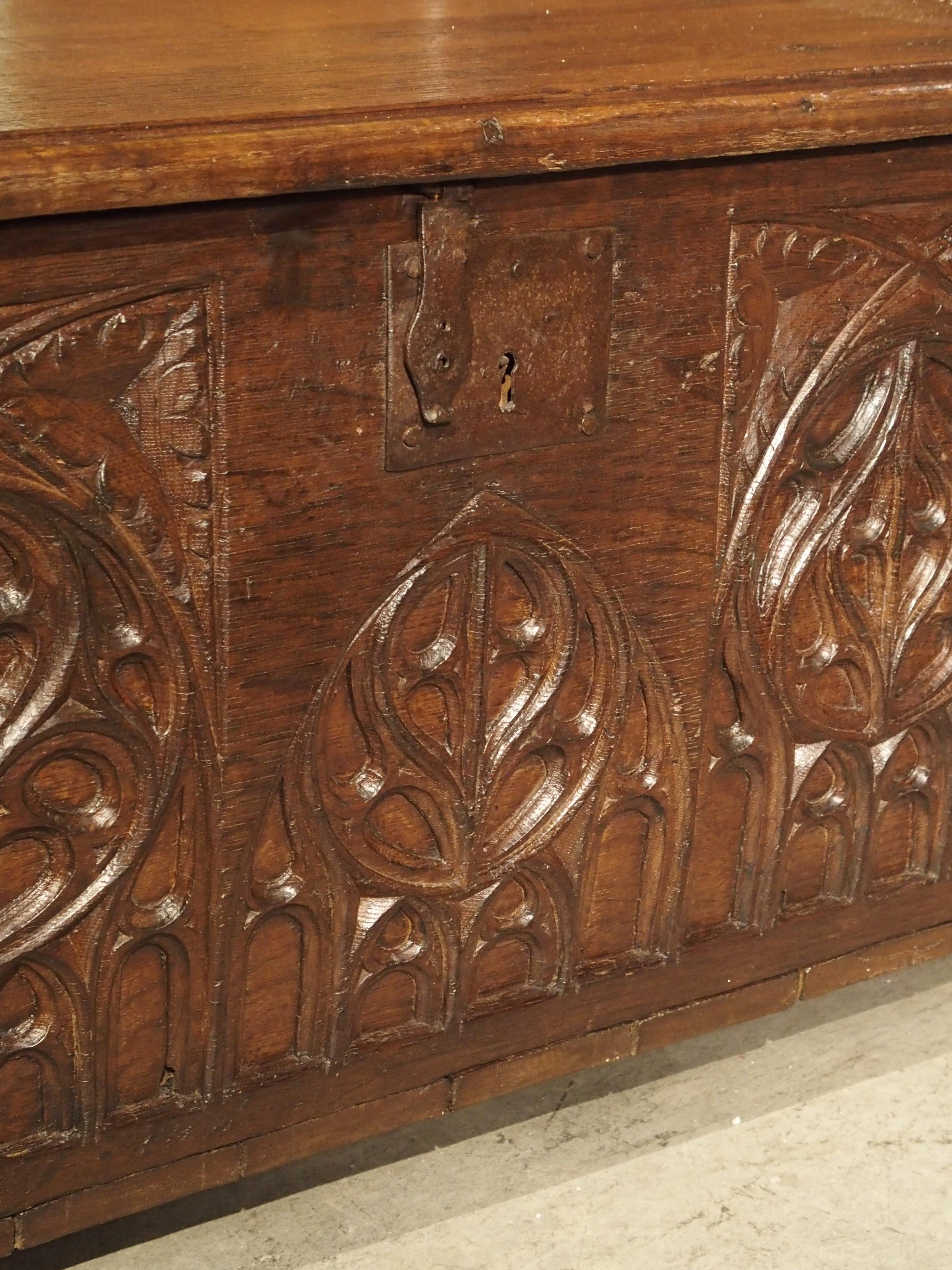 Long coffre en chêne de style gothique datant d'environ 1800, de France en vente 7