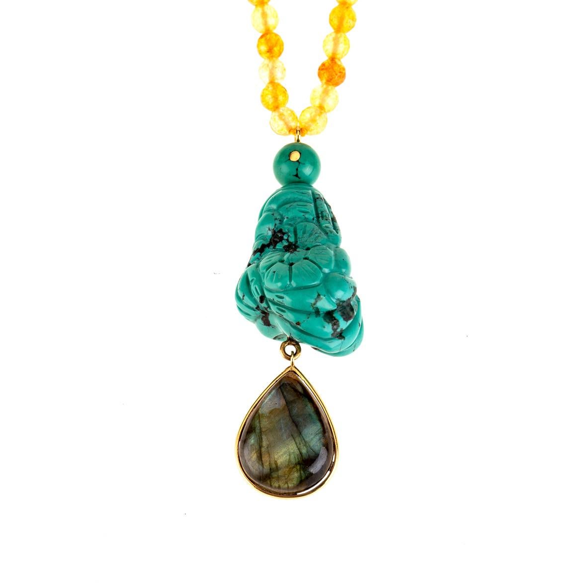 Lunga collana di citrino con piccola tartaruga di turchese e una vecchia pietra di turchese cinese intagliata, alla fine una goccia di labradorite. Oro 18 kt gr 5,20.
Tutti i gioielli di Giulia Colussi sono nuovi e non sono mai stati indossati o