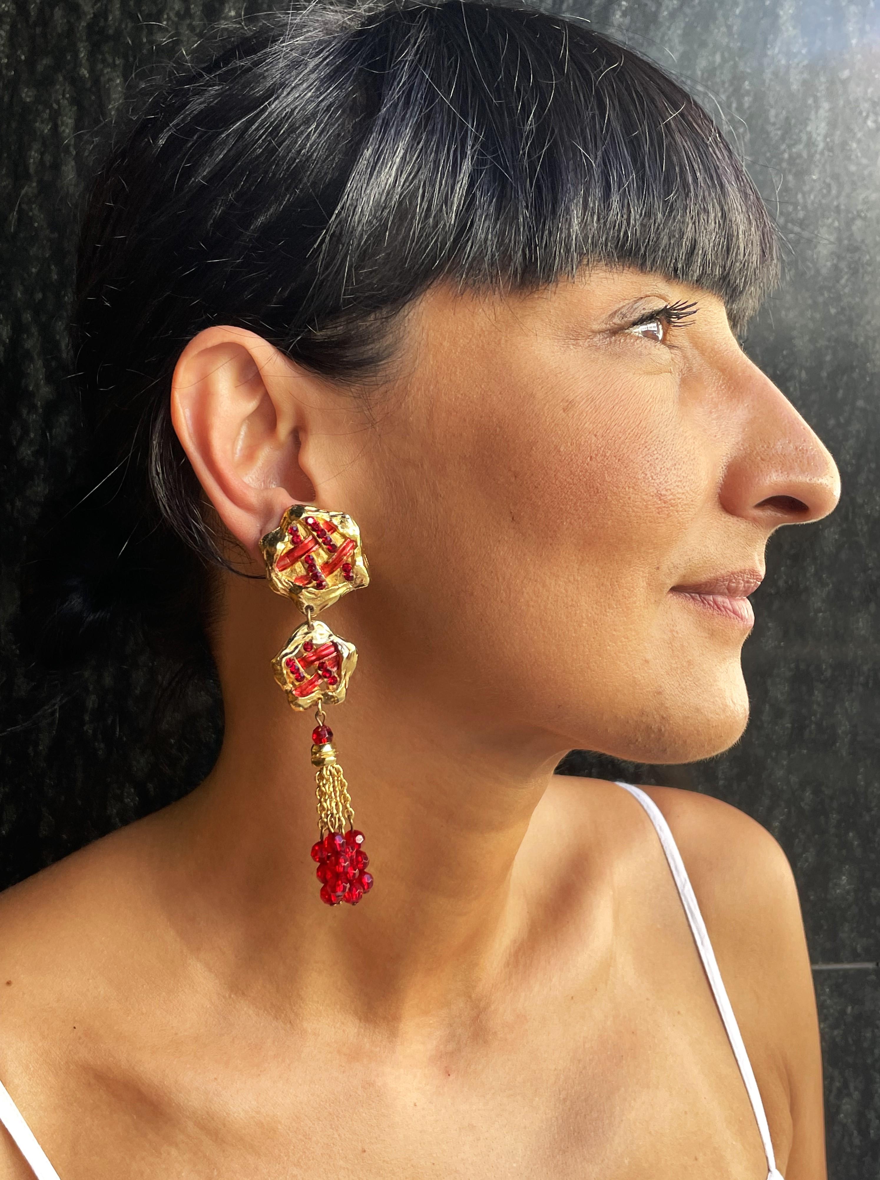 Longues barrettes d'oreilles conçues par Jacky de G Paris vers 2000. Ils se composent de 3 parties, de strass rouges et d'émail rouge.

Mesures
Longueur 10cm
Largeur de la partie supérieure 2,8 cm, 
la partie centrale a une largeur de 2,3 cm,
 la