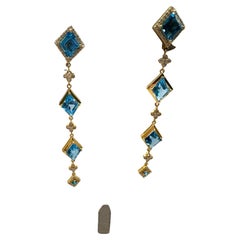 Longues boucles d'oreilles cocktail en or 18 carats, topaze bleue et diamants