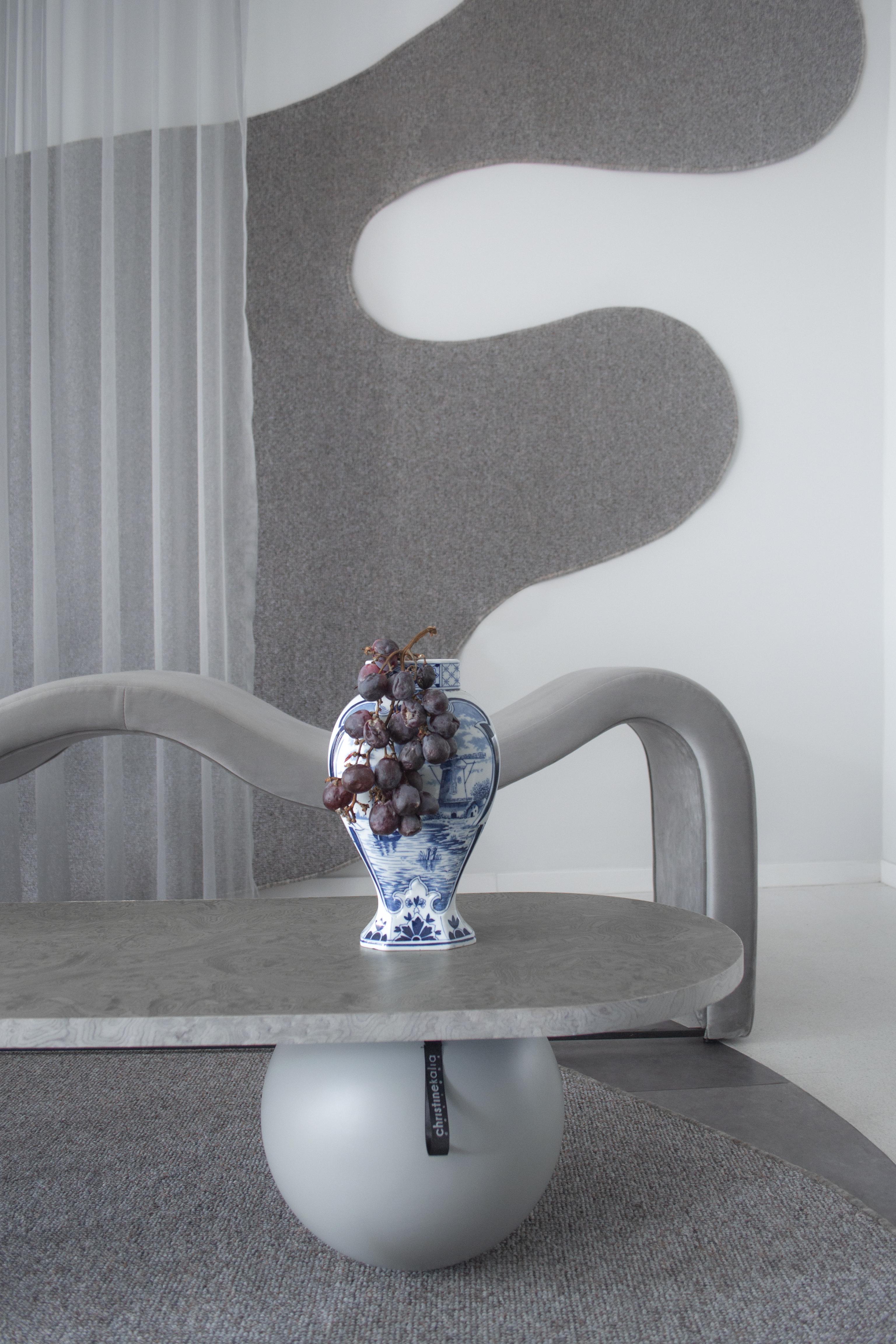 Table basse longue en placage d'argent, pipes en acier inoxydable, sphère grise en vente 6