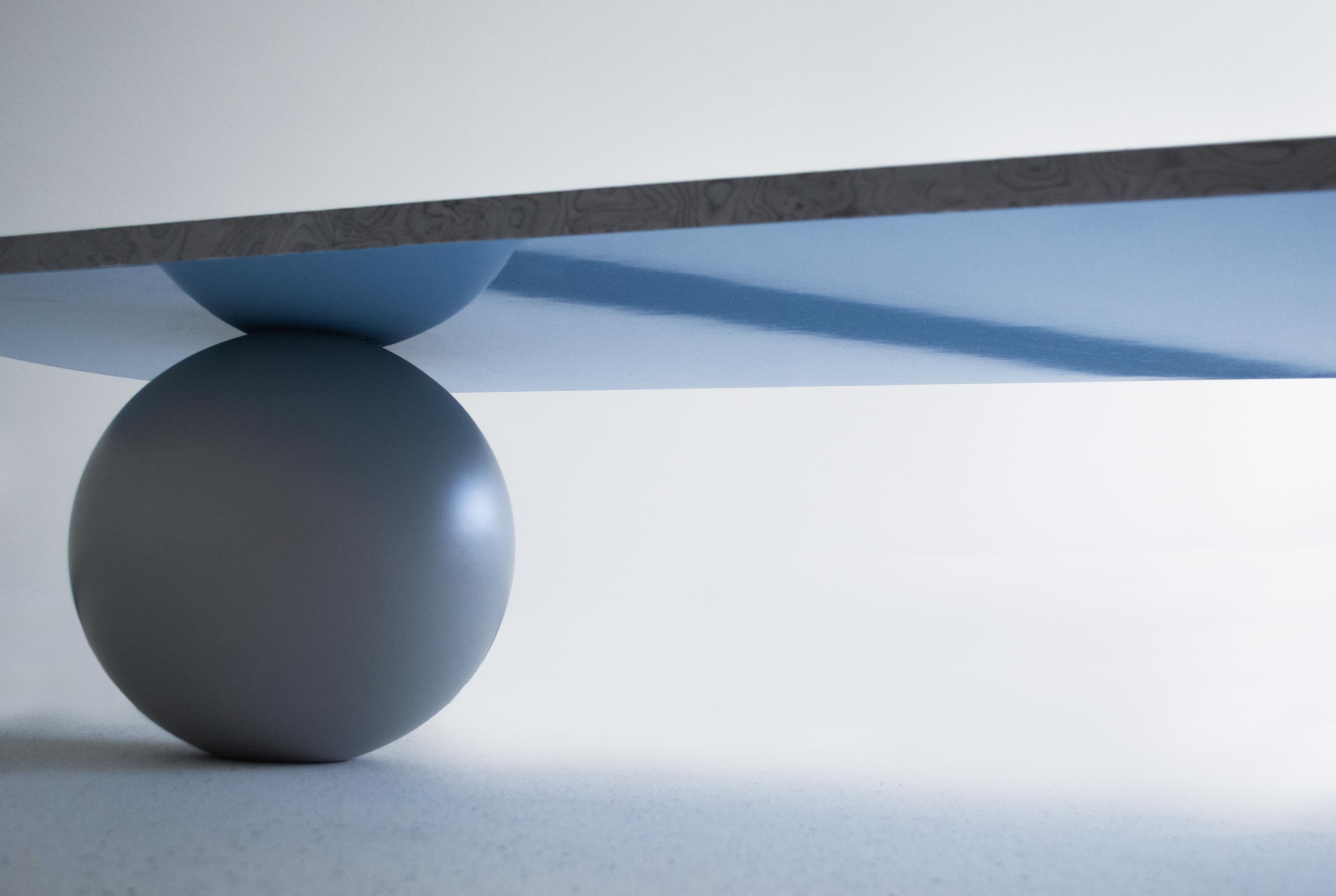 Acier inoxydable Table basse longue en placage d'argent, pipes en acier inoxydable, sphère grise en vente