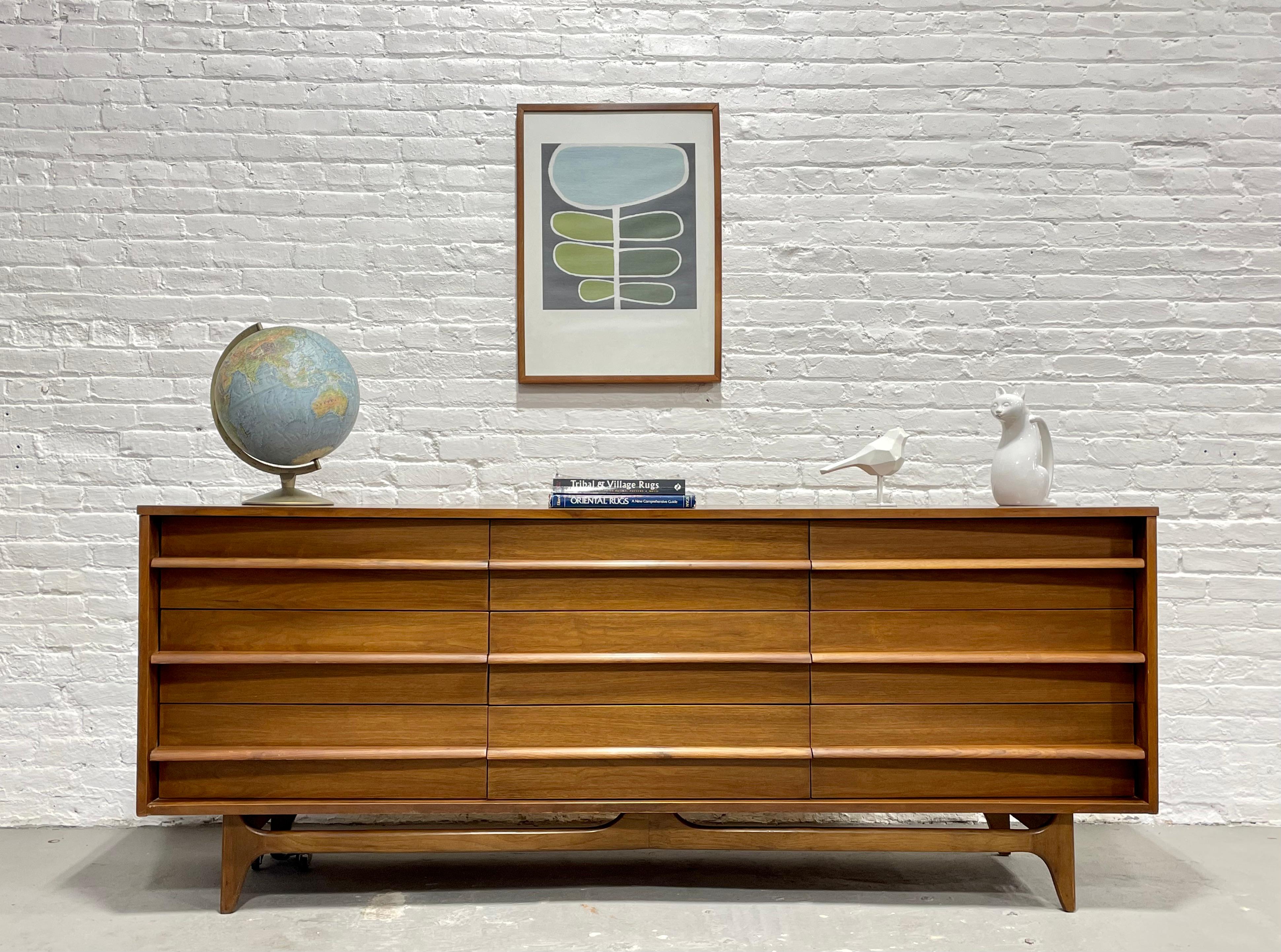 Long Concave Mid-Century Modern Sculpted Dresser / Credenza, circa 1960s In Good Condition In Weehawken, NJ