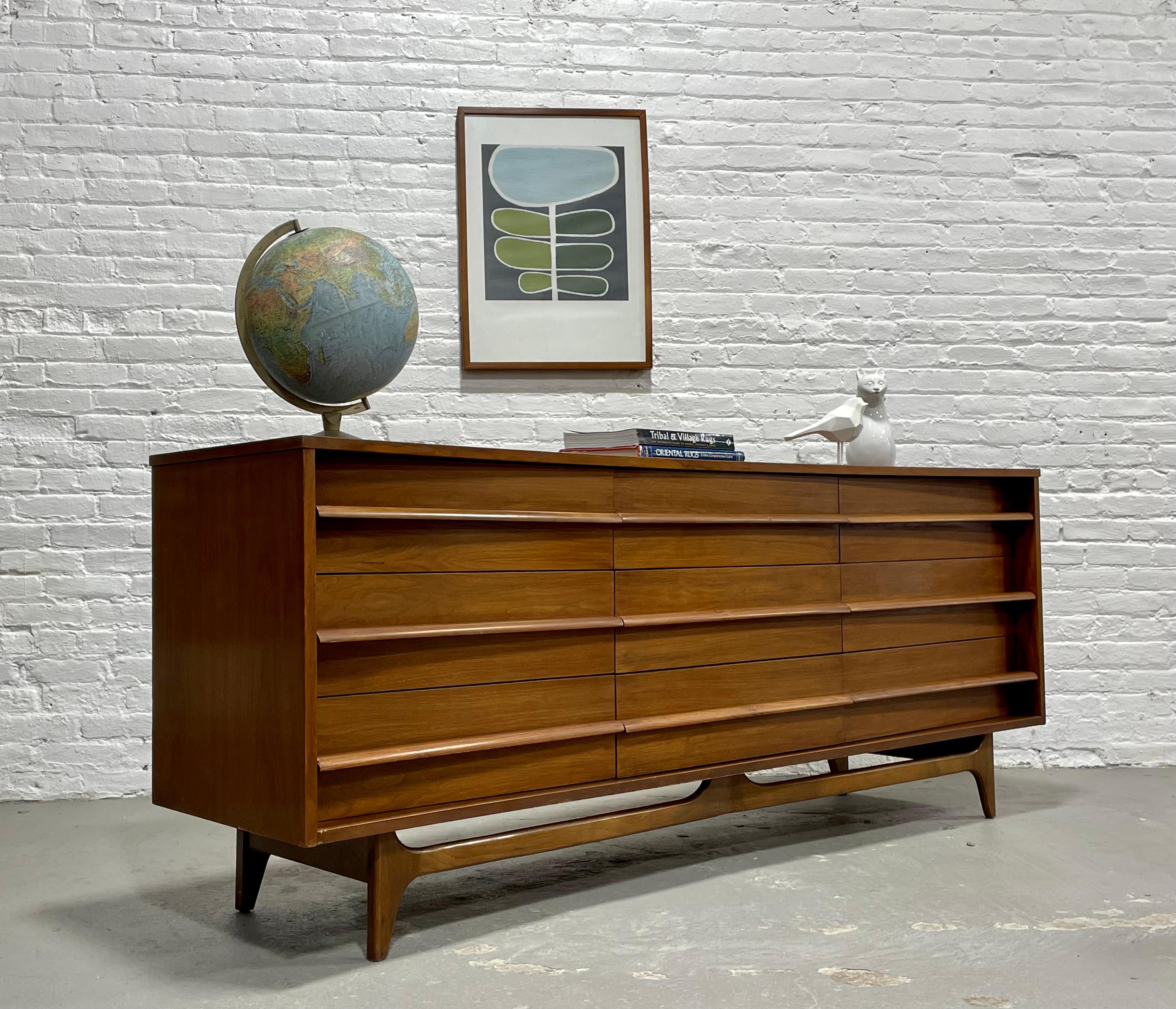 Mid-20th Century Long Concave Mid-Century Modern Sculpted Dresser / Credenza, circa 1960s