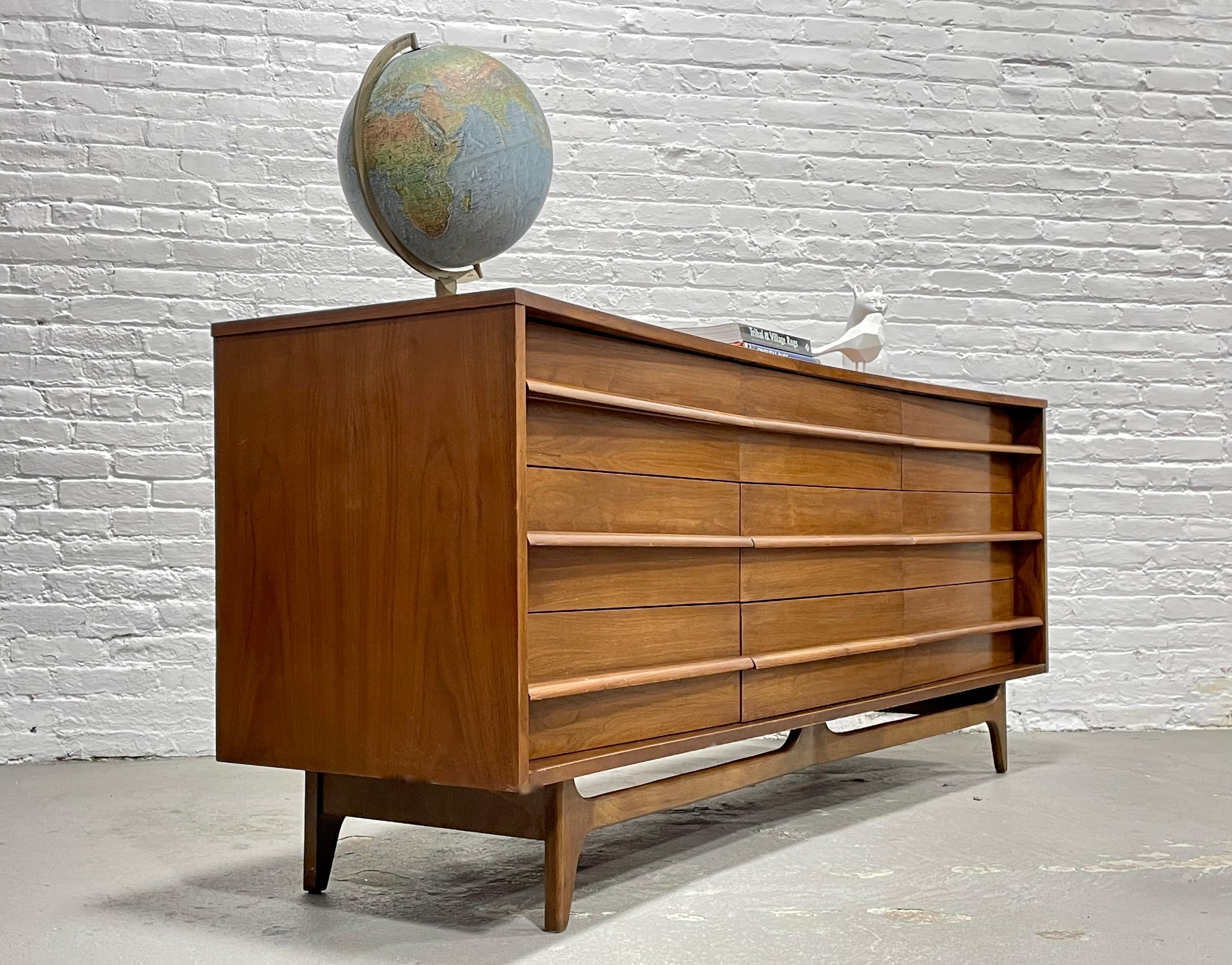 Long Concave Mid-Century Modern Sculpted Dresser / Credenza, circa 1960s 2