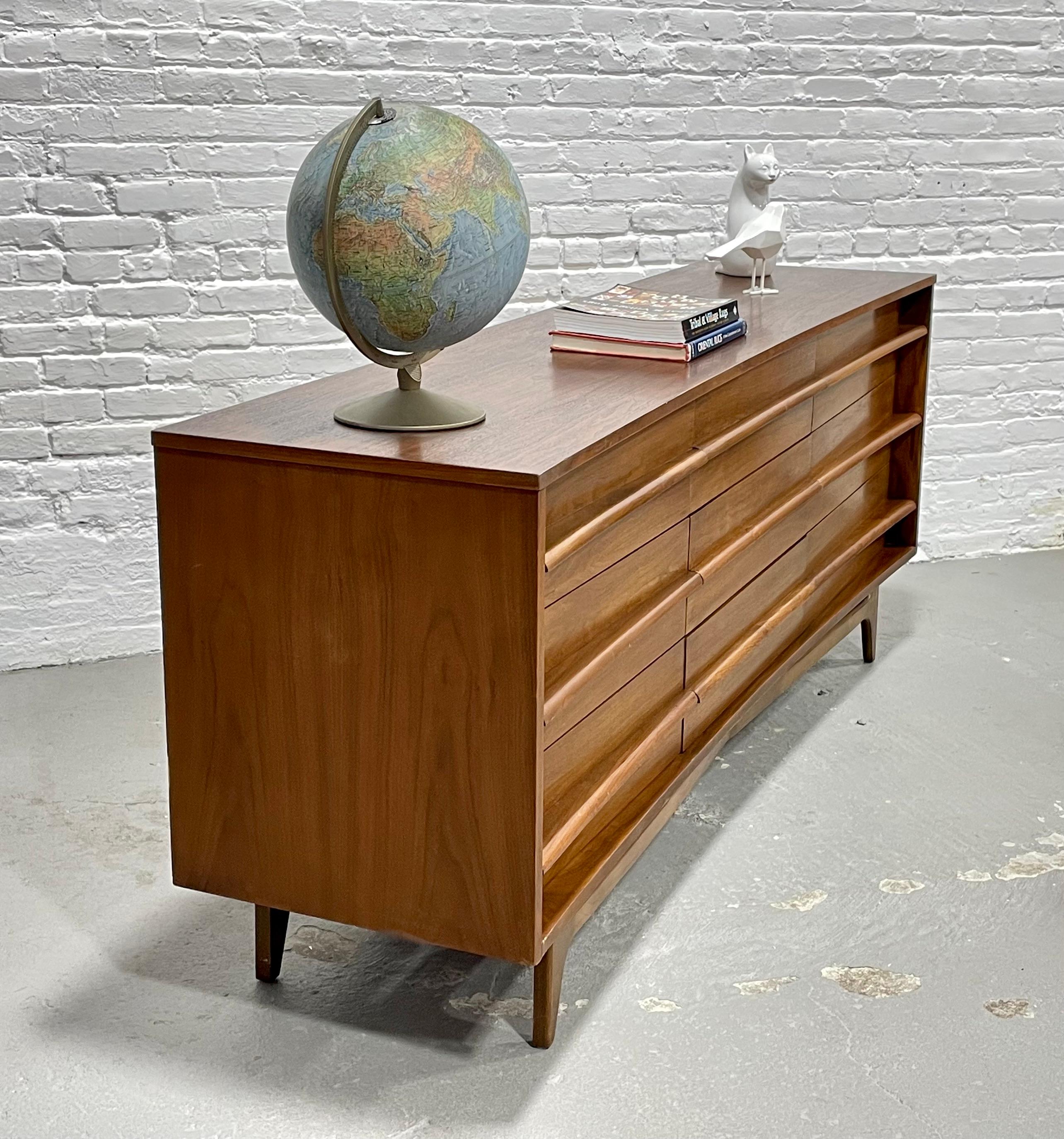 Long Concave Mid-Century Modern Sculpted Dresser / Credenza, circa 1960s 3