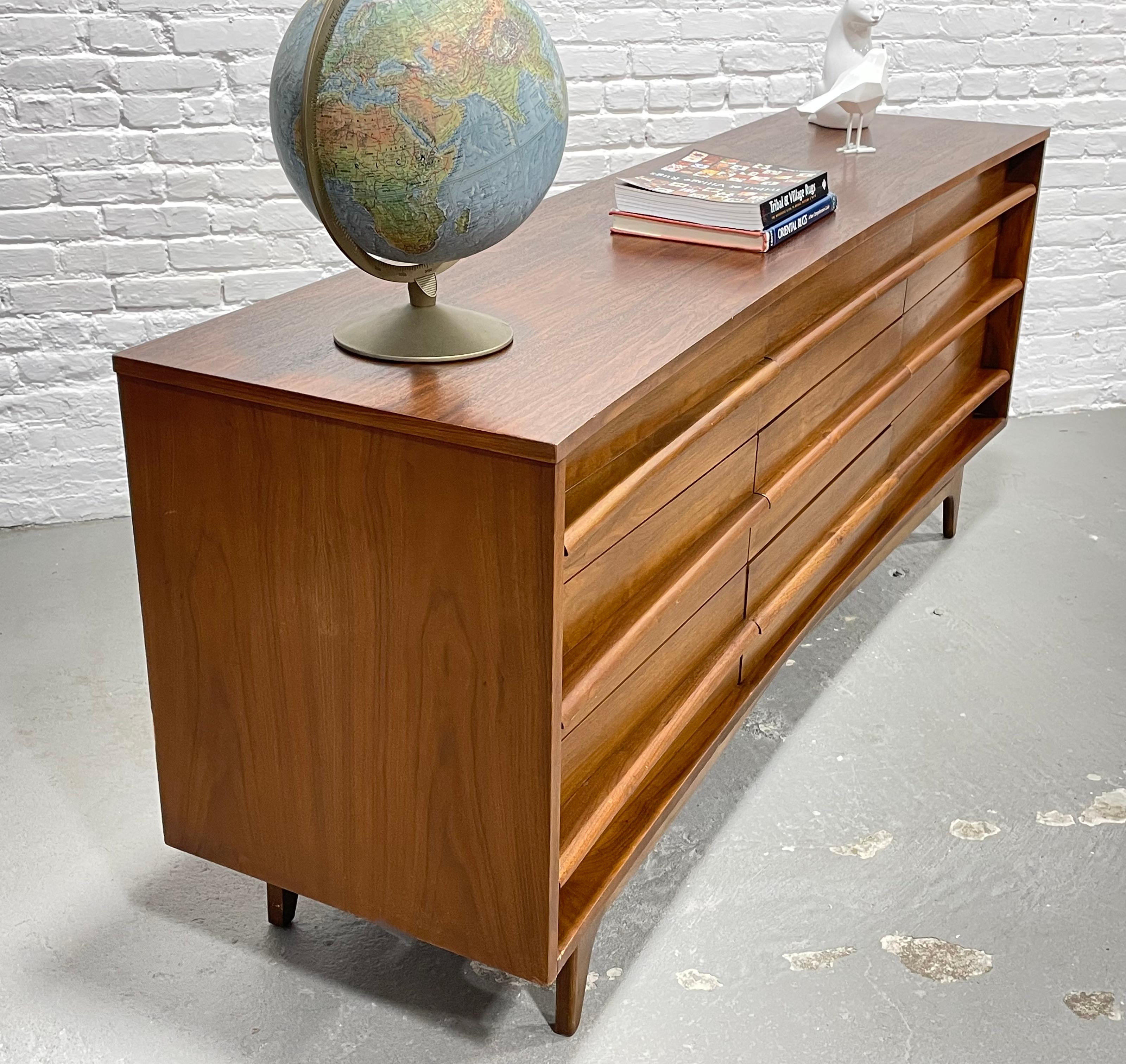 Long Concave Mid-Century Modern Sculpted Dresser / Credenza, circa 1960s 4