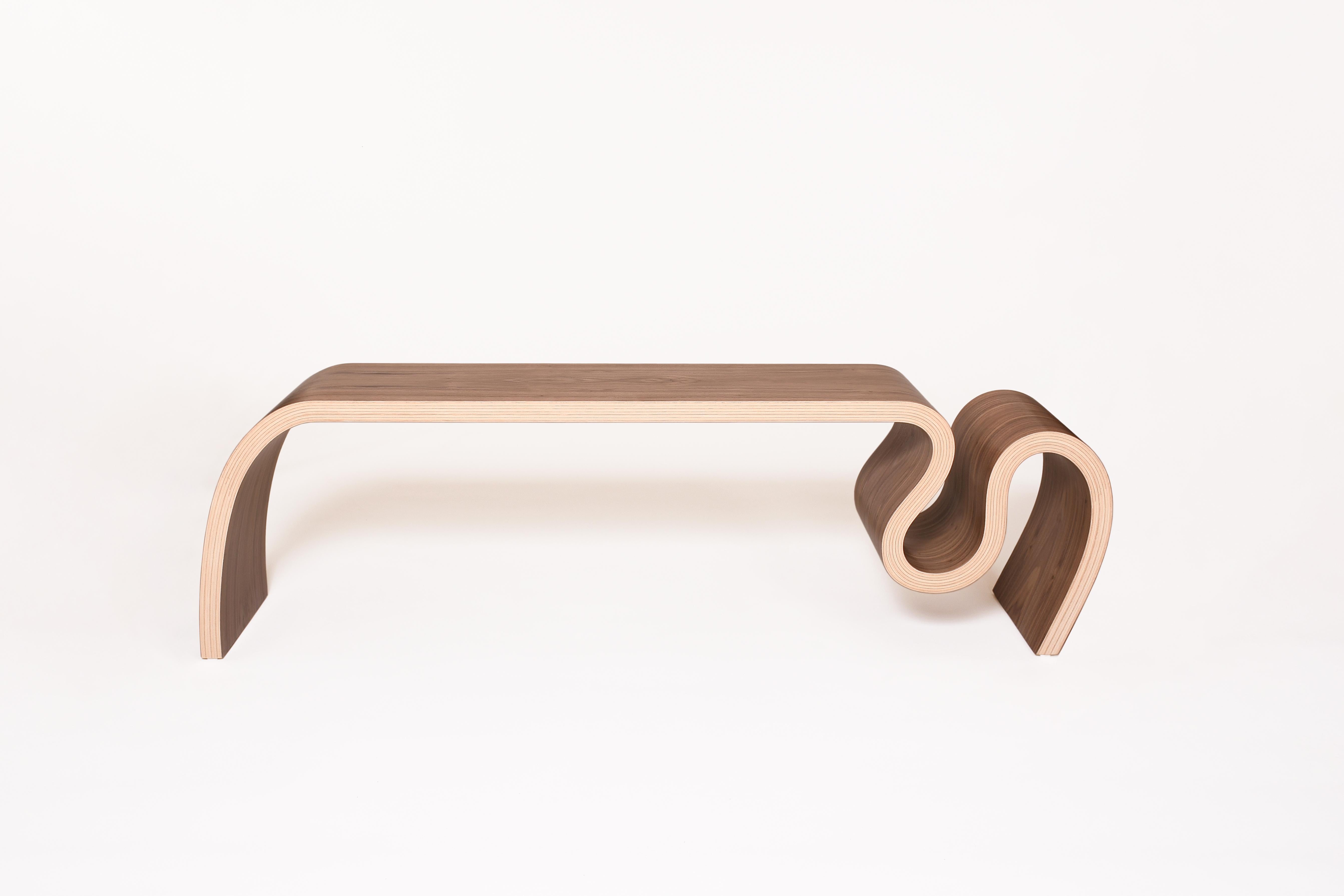 Ce banc est fabriqué en contreplaqué plié stratifié avec plusieurs options de placage de bois. Celui présenté sur les photos est en placage de noyer avec une finition à l'huile. Il peut également être fini avec de la laque, ce qui lui donnerait un