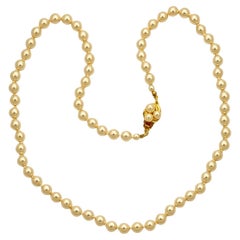 Lange Perlenkette aus cremefarbenem Glas mit vergoldetem und Perlenverschluss