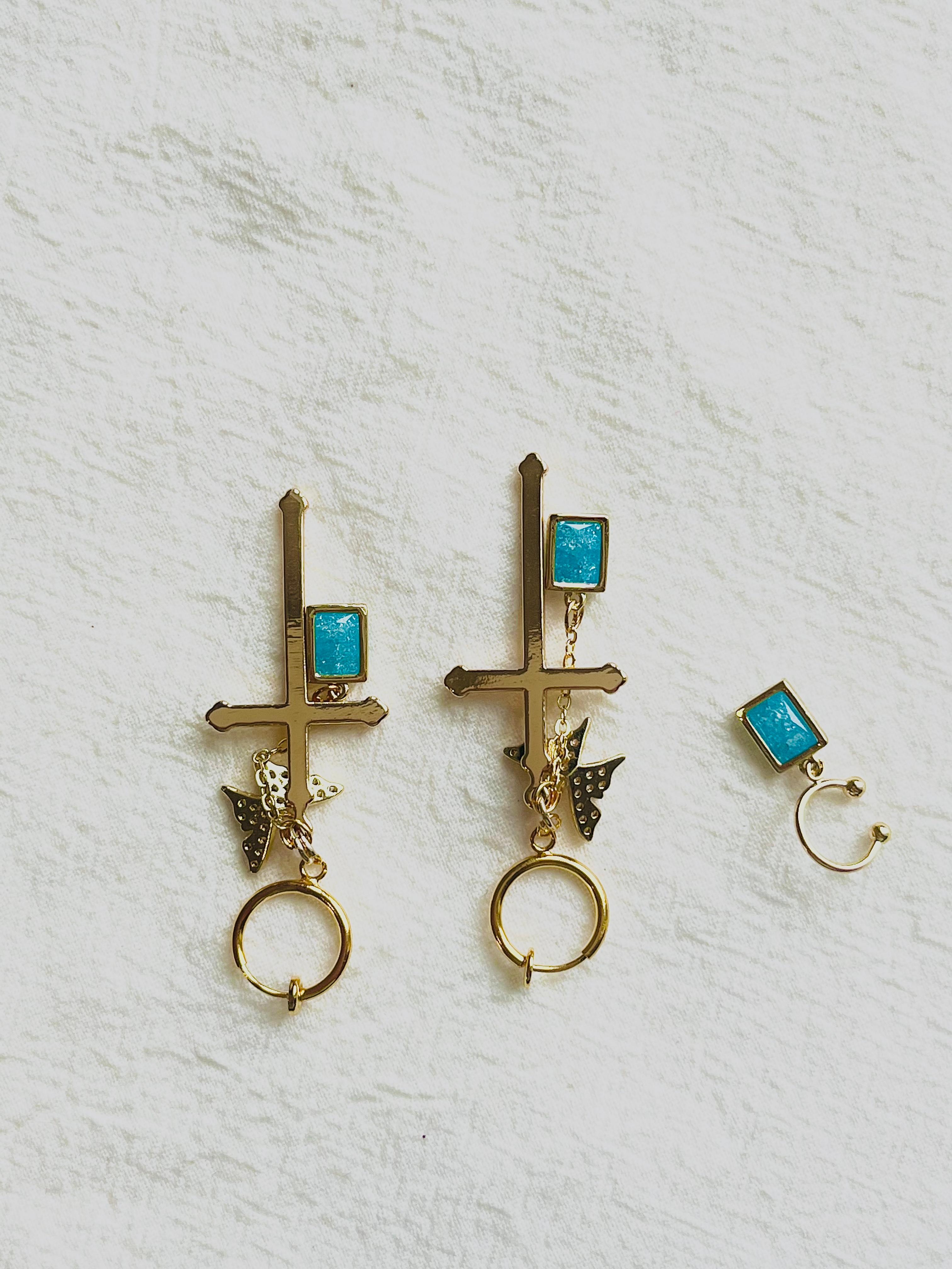 Longues boucles d'oreilles à clip en cristal de croix, papillon, saphir, bleu et or en vente 3