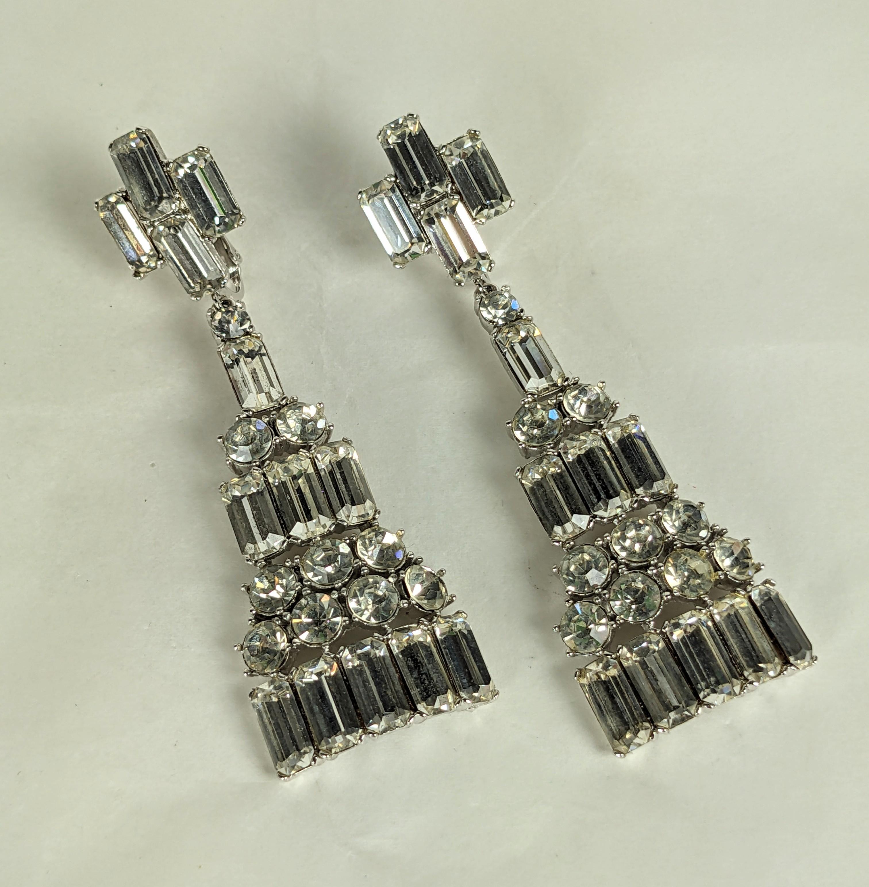 Longues boucles d'oreilles baguette en cristal datant des années 1990. Conception élaborée de baguettes et de cristaux ronds. Finition en rhodium avec fixation par clip. 
3