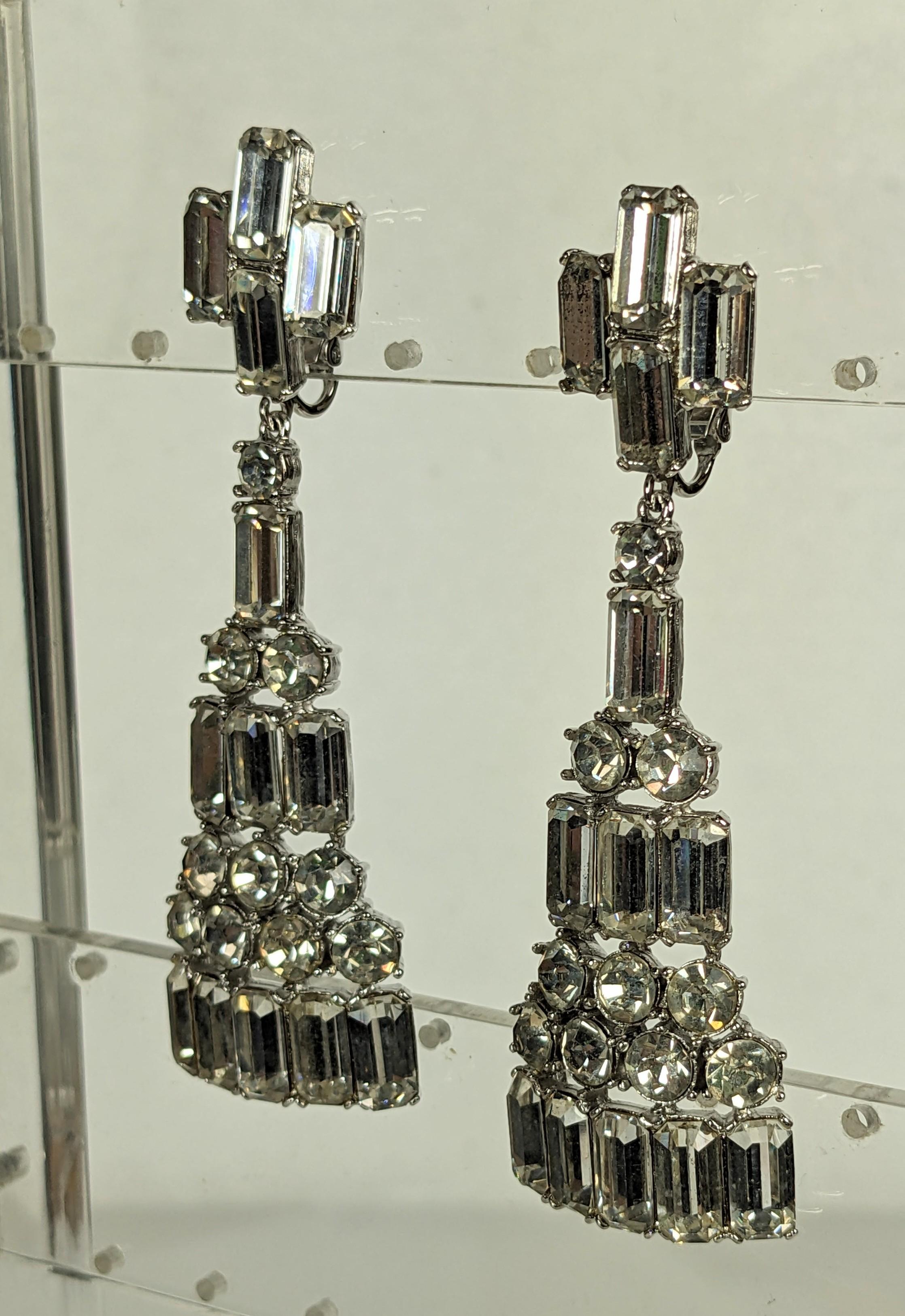 Longues boucles d'oreilles baguette en cristal en vente 1