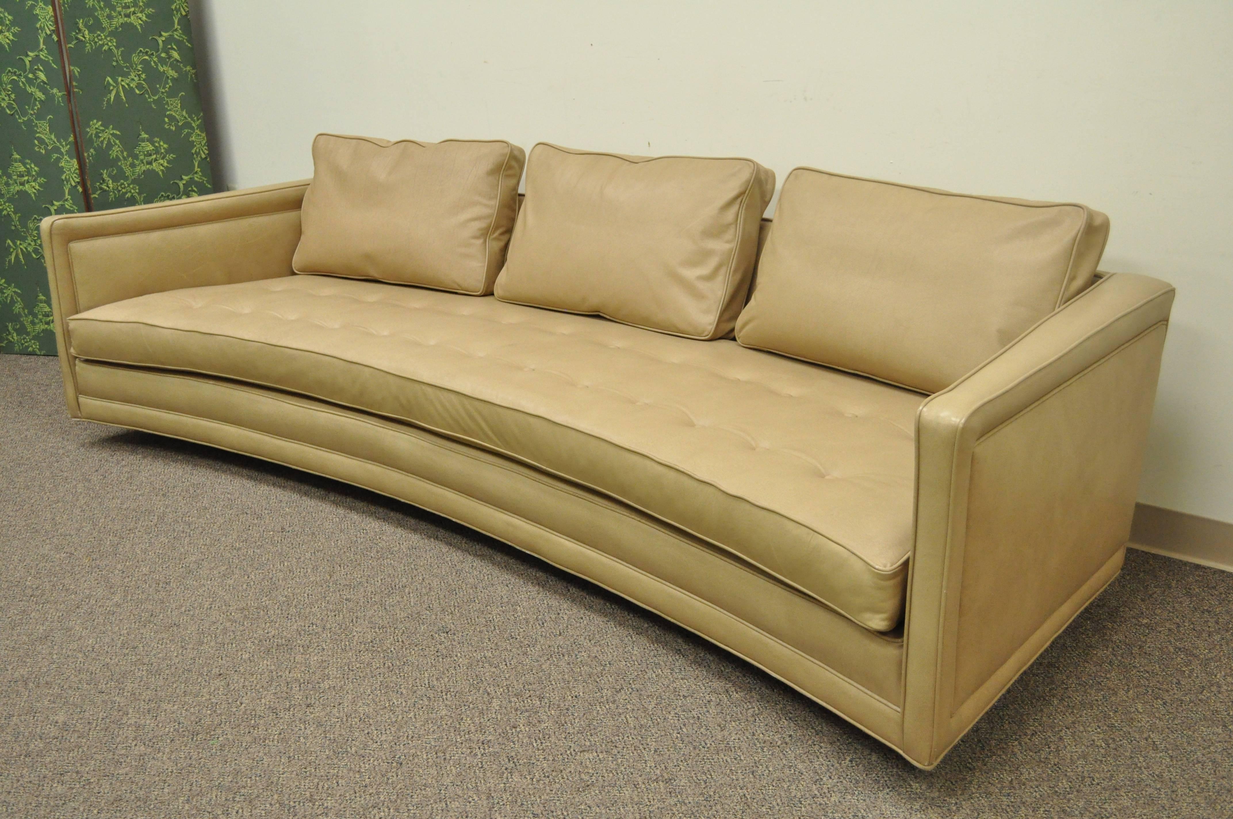Atemberaubendes, skulpturales 105-Zoll-Sofa von Harvey Probber in Original-Leder und getufteter Polsterung. Der Artikel zeichnet sich durch klare, moderne Linien, lose Kissen und einen geschwungenen, schwimmenden Massivholzrahmen aus, der auf