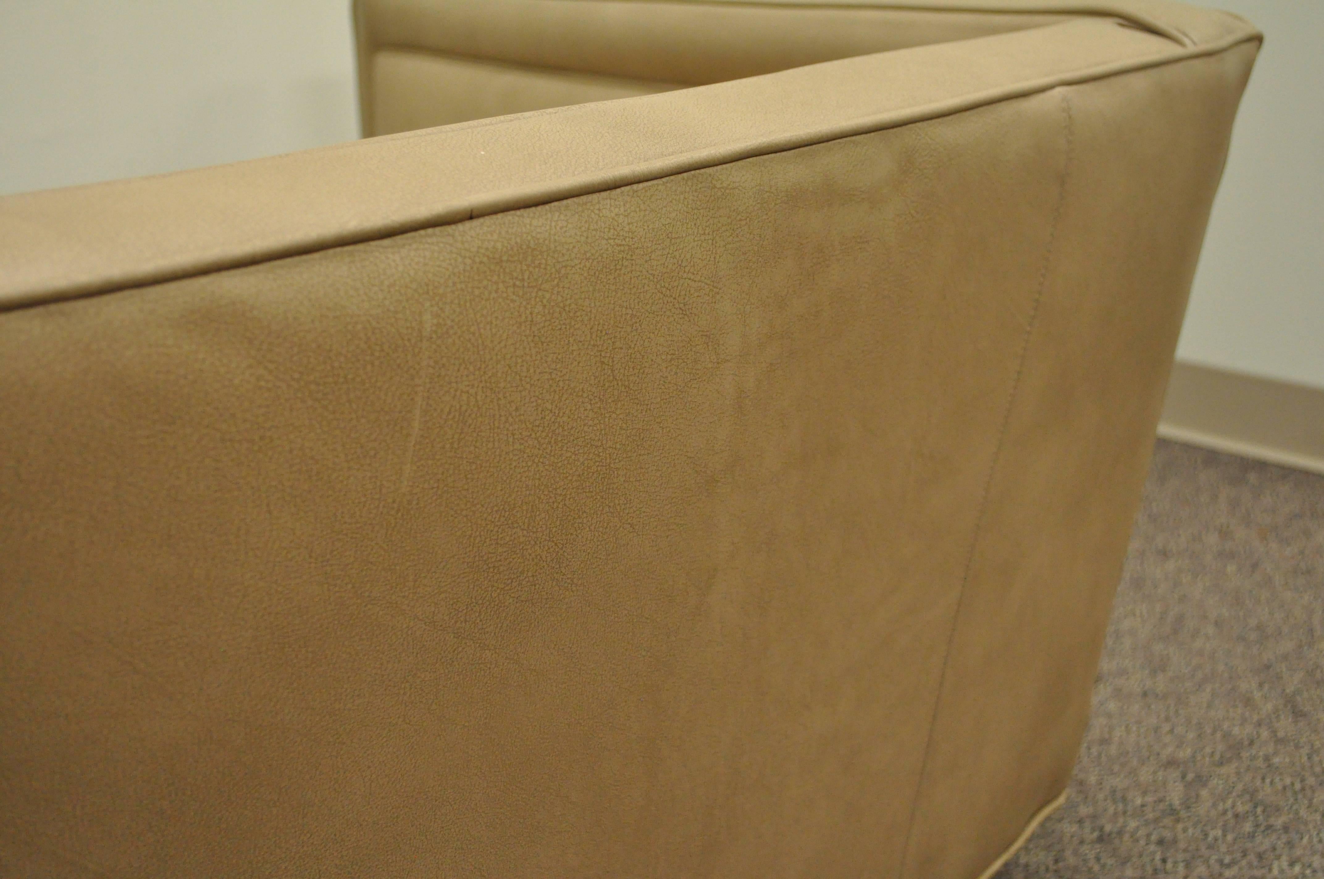 Long canapé courbe Harvey Probber en cuir capitonné moderne du milieu du siècle dernier en vente 1