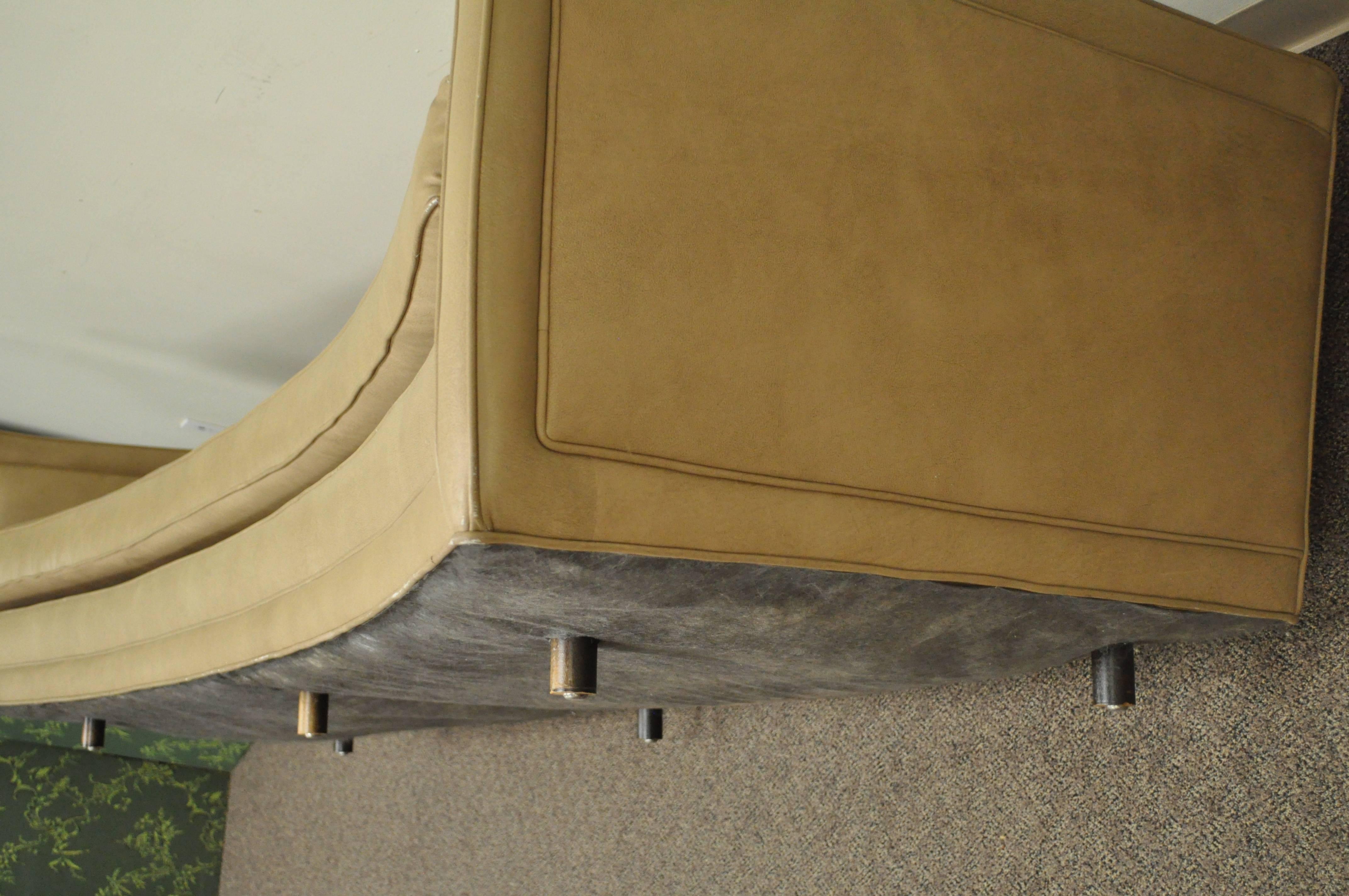 Long canapé courbe Harvey Probber en cuir capitonné moderne du milieu du siècle dernier en vente 2