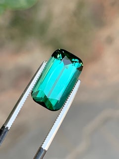 Grünlich blauer Turmalin mit langem Kissenschliff, facettiert, natürlicher Edelstein für feine Schmuckstücke
